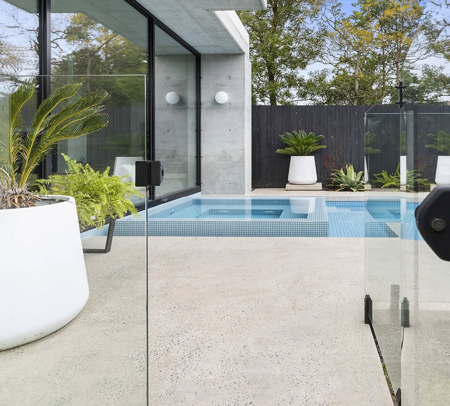 Small details make for a big impact 🏊♂️🥳🏝
#baysidepools
#bayside
#landscapedesign
#landscape
#poolbuilder
#raisedspa
#architecturalconcrete