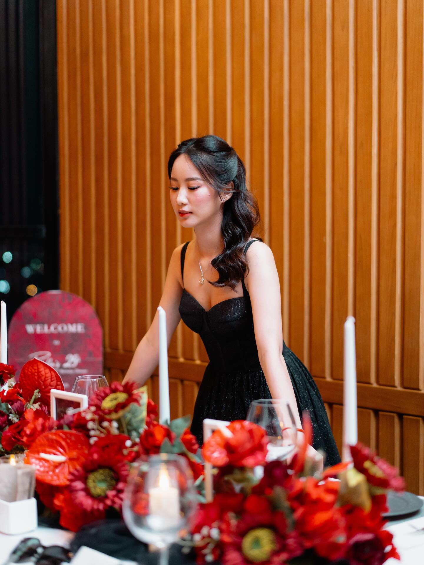 Some beauty simply fills the room and becomes part of the happiness around it, becoming the reason their smiles stayed a little longer.
📍 Venue: VIP 3 , PENTHOUSE ON 19th
📸 : @lumens.photo
📞 Contact : +62 853-8387-6801 (Whatsapp Available)
💌 Email : thekimsgardenia@gmail.com
#tabledecormedan #thekimsgardenia #thekimsgardeniaexperience #thekimsgardeniasignature