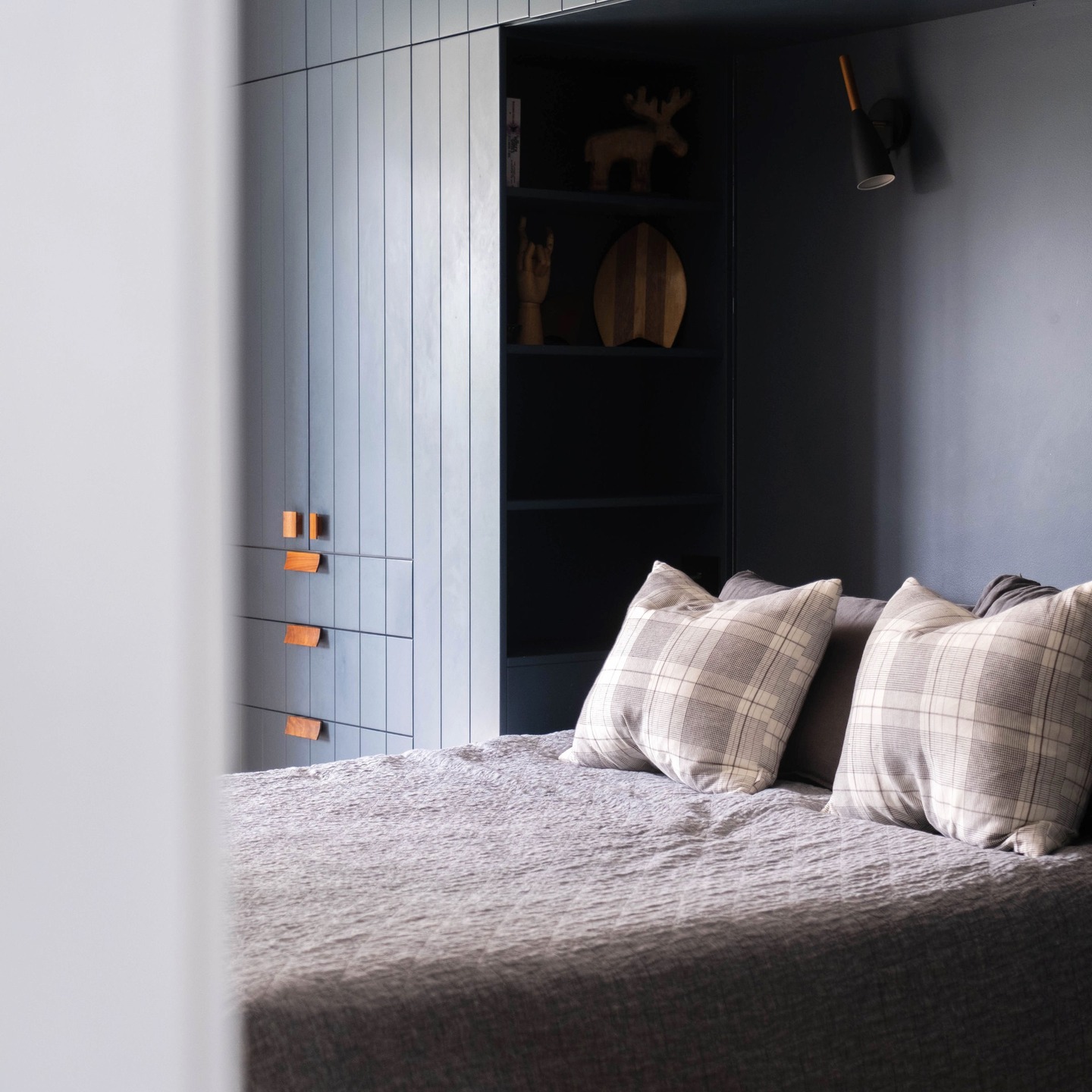 Dark and moody bedrooms are pure magic – walls that embrace you, soft lighting that soothes, and layers of texture that make you never want to leave. It’s the ultimate cocoon, a place where the outside world melts away. Ready to create your own dark and dreamy sanctuary? Get in touch – I would love to help you bring it to life. Beautiful photography by @joanasousaphoto #Sydneyinteriordesigner
#Northshoredesignsydney
#teenageboybedroom
#boysbedroommakeover
#Interiorinspo
#Homesanctuary
#Styledspacessydney
#Modernaustralianhome
#DreamHomeDesign