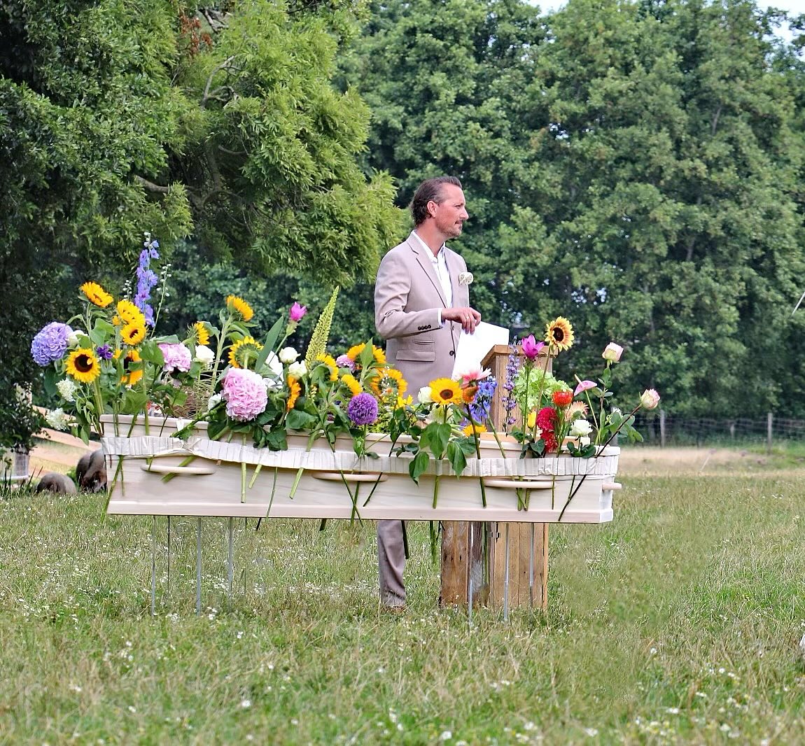 Tijdens een afscheidsceremonie staat de overledene altijd centraal. Wanneer de persoon in kwestie zijn tijd het liefst doorbracht in de natuur, omringd door schapen in een uitgestrekt weiland, dan is het een bijzonder moment om daar zijn afscheid te organiseren. Het is een voorrecht om deze ceremonie zo persoonlijk te kunnen vormgeven, omhuld door de rust van de natuur, de geluiden van de schapen, en de stralende zon die op ons neerstraalt. Een eerbetoon dat echt bij hem past. 📸@marcelverheggen
De familie is akkoord met deze publicatie.
#passendafscheid #bijzondereuitvaart #uitvaartbegeleiding #uitvaart #persoonlijkeuitvaart #natuur #rouw #waardigafscheid #waardiguitvaartverzorging #noordwijk #duinenbollenstreek