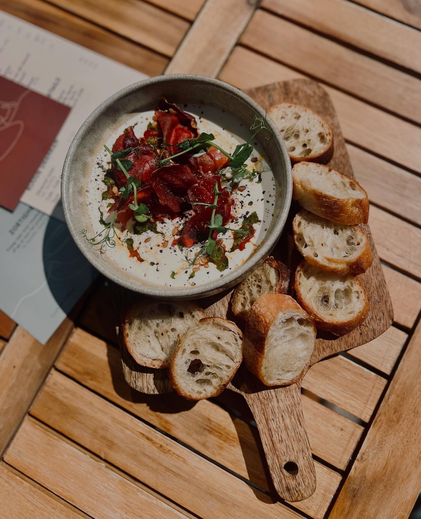 Summer special juli 💛
Mascarpone crème, basilicum olie, geroosterde knoflooktomaatjes, pijnboompitjes en crispy parmaham!
Beetje Italië in de Oude Molstraat deze maand!