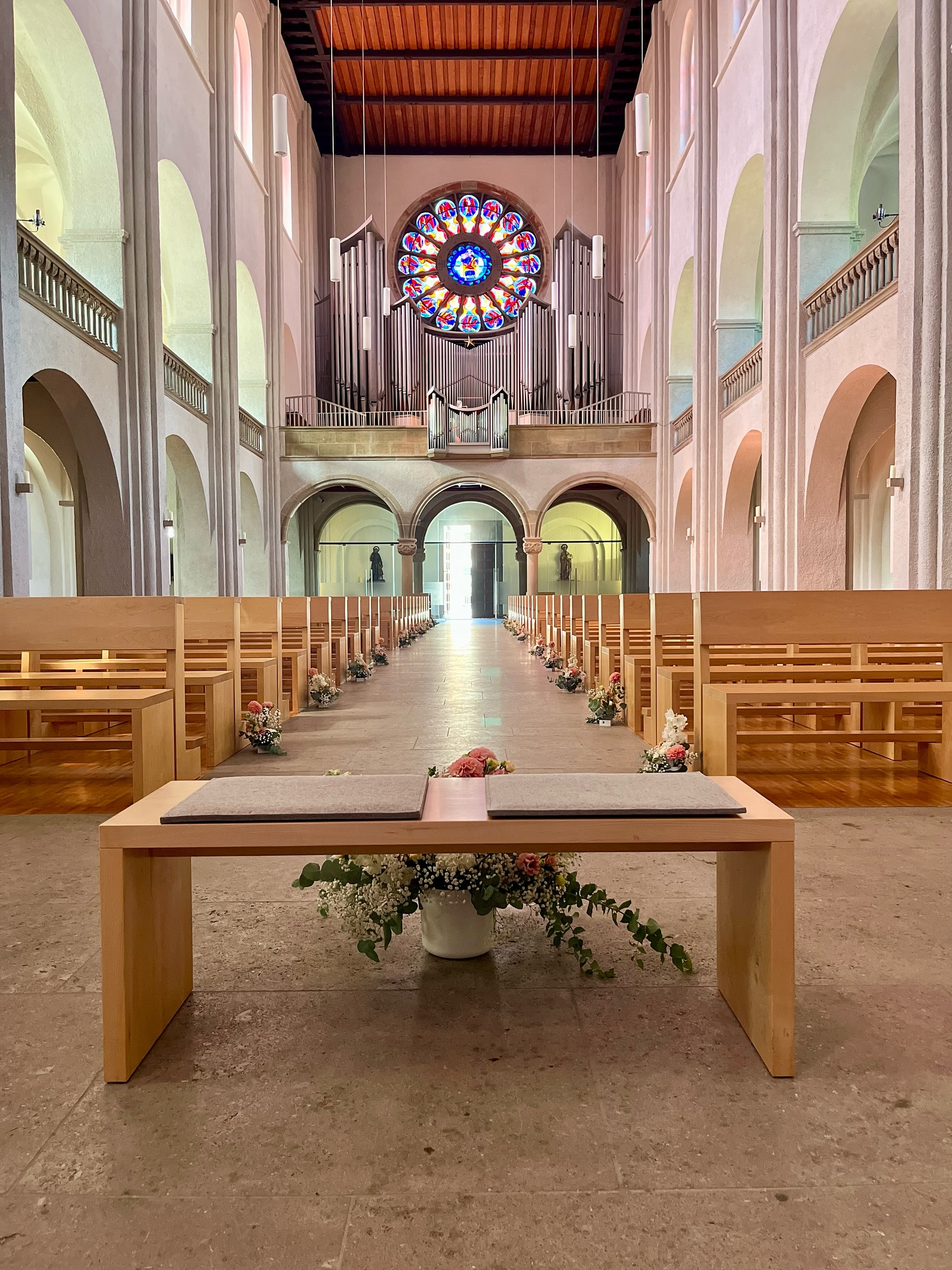 Am vergangenen Wochenende durften wir die Hochzeit von Vanessa & Benjamin musikalisch begleiten.
Zuerst bei der kirchlichen Trauung, anschließend beim Sektempfang in der wunderschönen Location Rebblick in Korb. Von außen eher unscheinbar, innen aber ein echtes Schmuckstück – mit liebevoller Gestaltung, tollem Essen und einem sehr herzlichen Inhaber.
Es war ein wunderbarer Tag mit einer unglaublich netten Gesellschaft, und wir hatten jede Menge Freude beim Spielen.
Ein herzliches Dankeschön an das Brautpaar für euer Vertrauen – es war uns eine große Freude, euren Tag musikalisch begleiten zu dürfen.
Nach dem Sektempfang ging es für Daniel am Abend als DJ weiter – gute Stimmung für eine großartige Party!
#Hochzeit #Hochzeitsmusik #RebblickKorb #DJDVINEStuttgart #Hochzeit2025 #Sektempfang #Trauung #Livemusik #DJHochzeit #RebeccaSammet