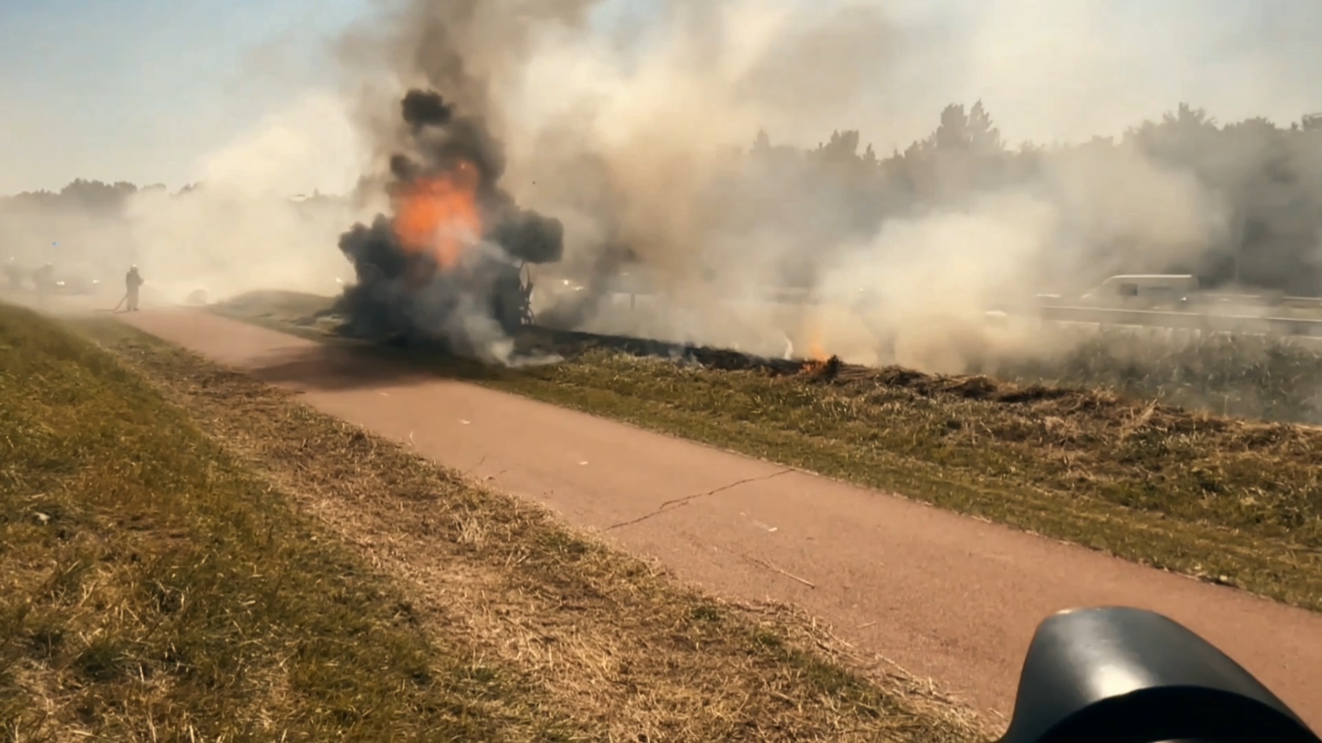 🚨 POV: Je bent @112spotterjeff,
112-fotografie is jouw hobby.
Je bent er precies op tijd bij… klik. 📸🔥 en dan..... rennen!
👉 Heb jij ook zo’n spannend moment meegemaakt? Vertel het in de comments! ⬇️
#112fotografie #112spotter #streapp #hulpverleners #rijkswaterstaat #brandweer #brand