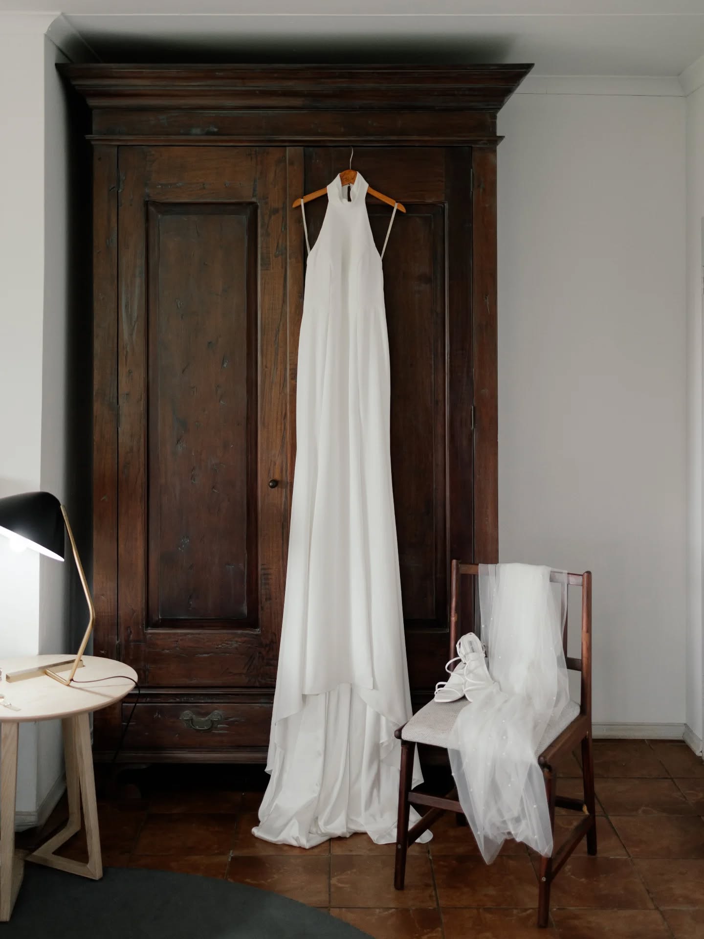 Not just a dress, a celebration of her beauty.
#BridalStyle #BridalBeauty #DresswithMeaning #ElegeganceInEveryThread #LuxuryPhoyography