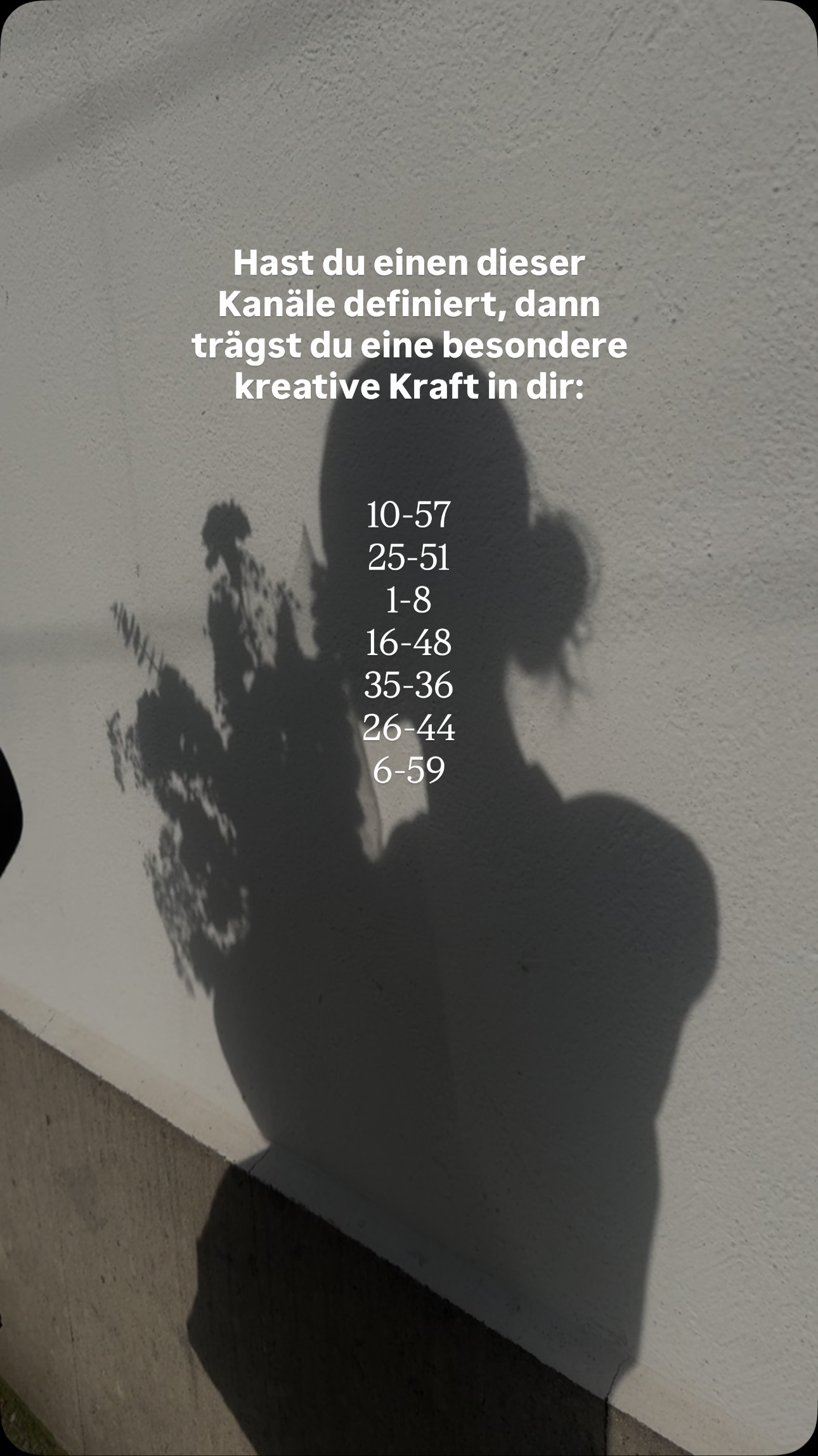 Deine kreative Kraft ⤹
10-57: Der „Designer- oder auch Architekten-Kanal“. Du hast einen besonderen Blick für Ästhetik und kannst Dinge in eine perfekte, vollendete Form bringen oder verschönern. Bekanntes Beispiel: Walt Disney.
25-51: Du bist ein Pionier für Neues. Deine Kreativität liegt in tiefer, transformativer & spiritueller Einweihung. Bekanntes Beispiel: Ra Uru Hu.
1-8: Das Kunstwerk auf zwei Beinen. Du bist eine Inspiration für andere, indem du dein schöpferisches Selbst zum Ausdruck bringst (egal, wie freakig es vielleicht sein mag). Deine Andersartigkeit ist dein Ticket für Sichtbarkeit. Bekanntes Beispiel: Johnny Depp.
16-48: Du hast ein großes handwerkliches Geschick und kannst Schritt für Schritt der Meisterschaft näher kommen. „Übung macht den Meister“ ist dein Motto. Bekanntes Beispiel: Reinhold Messner.
35-36: Du bist ein Lebenskünstler. Aus deinen zahlreichen Erfahrungen schöpfst du kreative Lösungen und neue Sichtweisen. Bekanntes Beispiel: Sophia Loren.
26-44: Der Marketing-Kanal. Du kannst Informationen, Ideen und Angebote so zu verpacken, dass sie bei anderen ankommen und wirken. Bekanntes Beispiel: Erich Kästner.
6-59: Aus oder mit dir wird Neues geboren - denn du bringst Leben hervor (auch im wörtlichen Sinne). Bekanntes Beispiel: Mel Gibson.
🤍 Hast du einen der kreativen Kanäle?
Wenn ja, wie nimmst du diese Kraft wahr?
Freu mich auf den Austausch in den Kommentaren. 🥰
xx Lisa
______________________________________
HUMAN DESIGN
HEILSTEINE
SELBSTAKZEPTANZ
SELBSTLIEBE
MENTORING
#humandesignmentoring #humandesigndeutschland #mentoring #persönlichkeitsentwicklung #selbstvertrauen #selbstliebe #sichselbstfinden