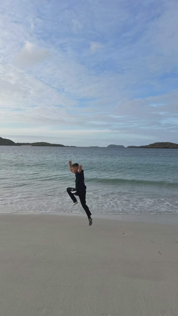 samhradh breac stiallach
a warm, sunny summer with regular rain
Last week of the holidays...
#gàidhlig #motherartist #placebased #sitespecific #waysofseeing