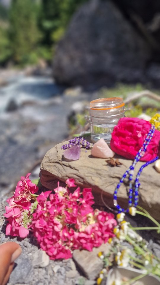 • THE SACRED PAUSE •
in a fast modern world, we need a lot of time in Nature with no schedules to reset our nervous system.
The earth always helps us to integrate our daily life experiences. Rituals and sharing with loved ones bring us into a relaxed and uplifted state.
~ Create the best environment then Pause & Listen to the current portals ~
Now Mercury finished its retrograde in Leo and for the next couple of days the planets is moving in slow motion and so is our mind.
In that slowness there is presence. We can focus better when we are relaxed and present.
Leo speaks to the heart and through the heart. It is the steady fire that moves us courageously towards our greatness. And from that greatness we develop true generosity.
The current transits are speaking through our instinctive knowing and through our deep heart's truth.
What is the current portal inviting you to feel?