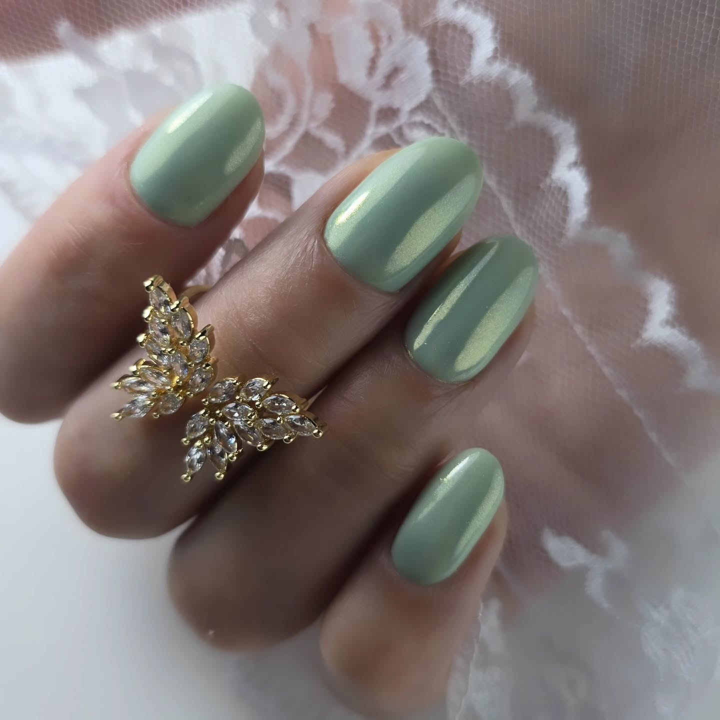 Frische trifft Glam ✨🌿
Ein kräftiges "Feeling the Grass"-Grün, veredelt mit den Magic Pigments "Pyrite Gold" – für einen Look, der zugleich natürlich und luxuriös wirkt. 💚✨
Du möchtest lernen, wie man solche Designs kreiert?
Melde dich gern bei mir. 💅
P.S.: Alle die Produkte sind bei @dobi.ch erhältlich 😉
#nageldesign #nailinspo #greennails #goldnails #nailtraining #magneticnails #nailartist #nailsbern