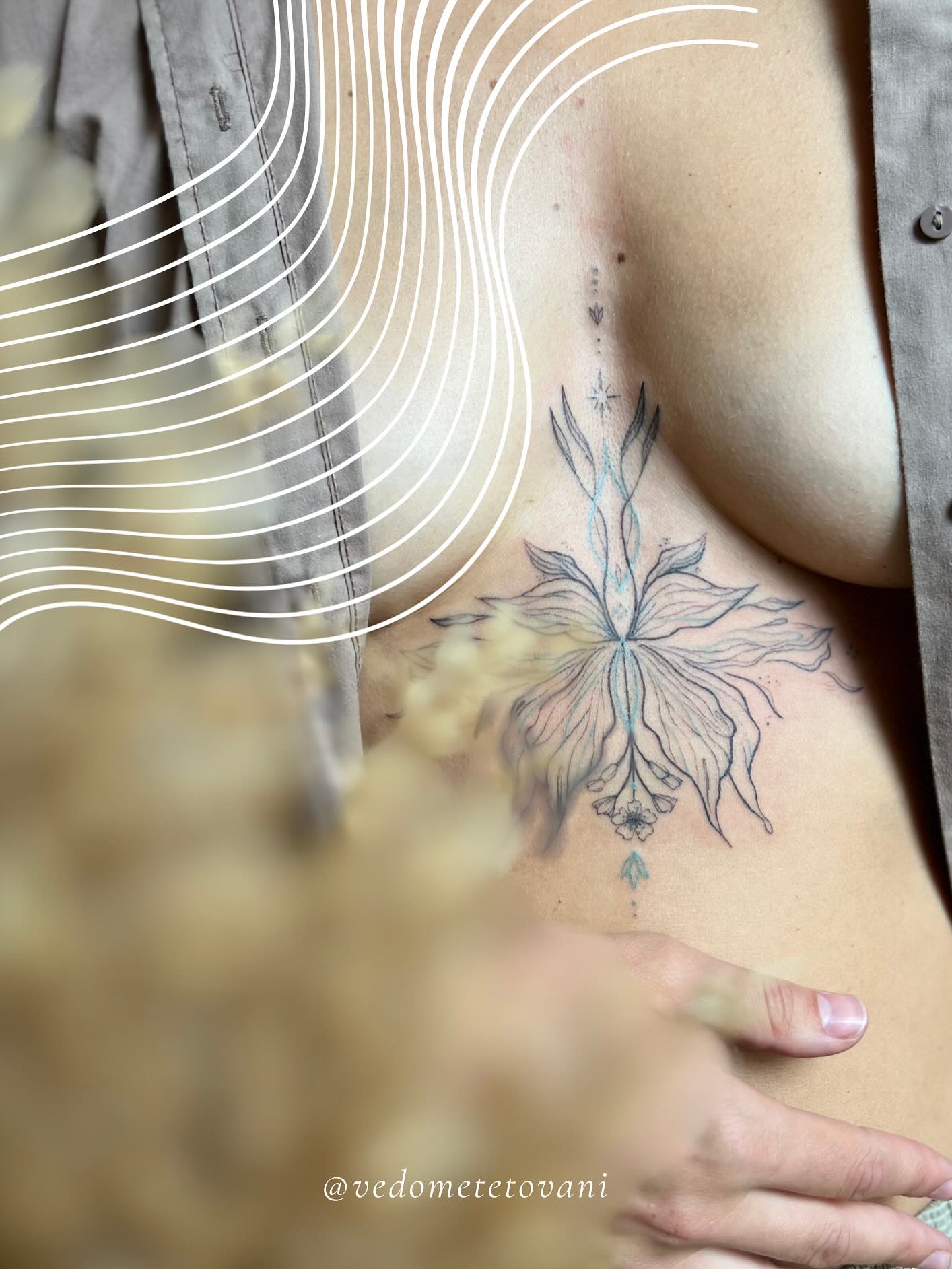 Pro Aničku...
Jemný květinový motiv s vílími křídly umístěný na solar plexu – tam, kde sídlí naše osobní síla a identita. Symbol přechodu do dospělosti, kdy přijímáme odpovědnost za vlastní rozhodnutí.
Každý lístek této verbeny nese v sobě odhodlání stanovit zdravé hranice a rozpoznat vlastní hodnotu. Modré akcenty připomínají vnitřní moudrost, která roste s každou zkušeností.
Tetování jako rituální kotva pro okamžik, kdy dáváme sami sobě své vnitřní ano a vydáváme se na pouť jménem život. Sami za sebe...
Tetovat kamarádku je vždycky pocta, díky za to co sem přinášíš 🦋
#vedometetovani #prechodovyritualtetovani #natelo #vstupkdospelosti #tattooartist #dnestetujem