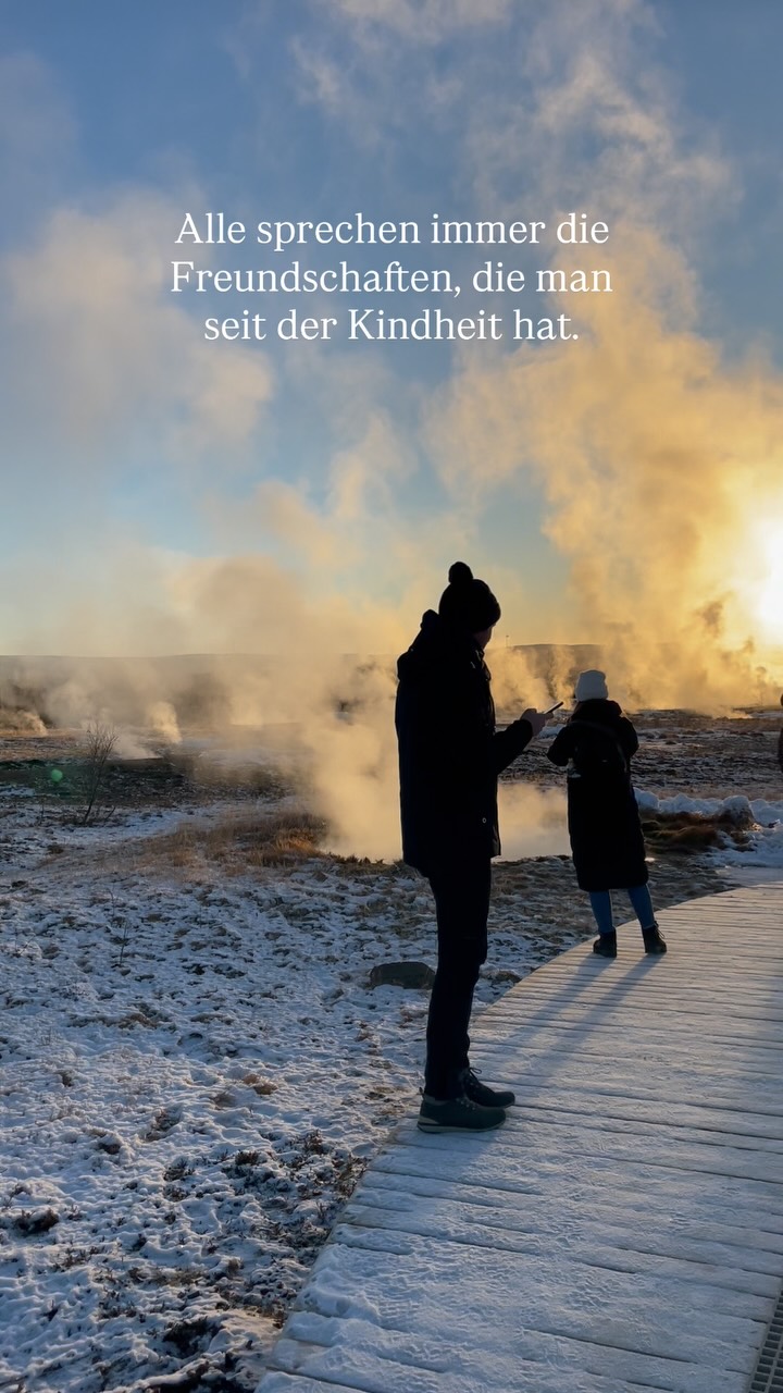 Ich war nie die, mit der riesigen Girls Clique. Ich habe wenige, aber dafür sehr sehr gute Freundinnen.
Als ich mich 2021 selbständig machte, hätte ich nie gedacht, dass ich dadurch so tiefe und echte Freundschaften schließe. Was für tolle Freundinnen ich finden werde.
2024 hab ich Lea kennengelernt. Ohne dass wir uns wirklich persönlich kannten - nur vom Schreiben über Instagram - sind wir zusammen für einen Workshop nach Island geflogen.
Es war Liebe auf den ersten Vino 🤍
Ich dachte immer Freunde im Erwachsenenalter finden geht nicht.
Lea und meine Selbständigkeit haben mich eines besseren gelehrt.
@lea_hildebrandt_fotografie - ich bin so froh, dass sich unsere Wege bei @rebeccawriedenphotography Retreat gekreuzt haben 🤍