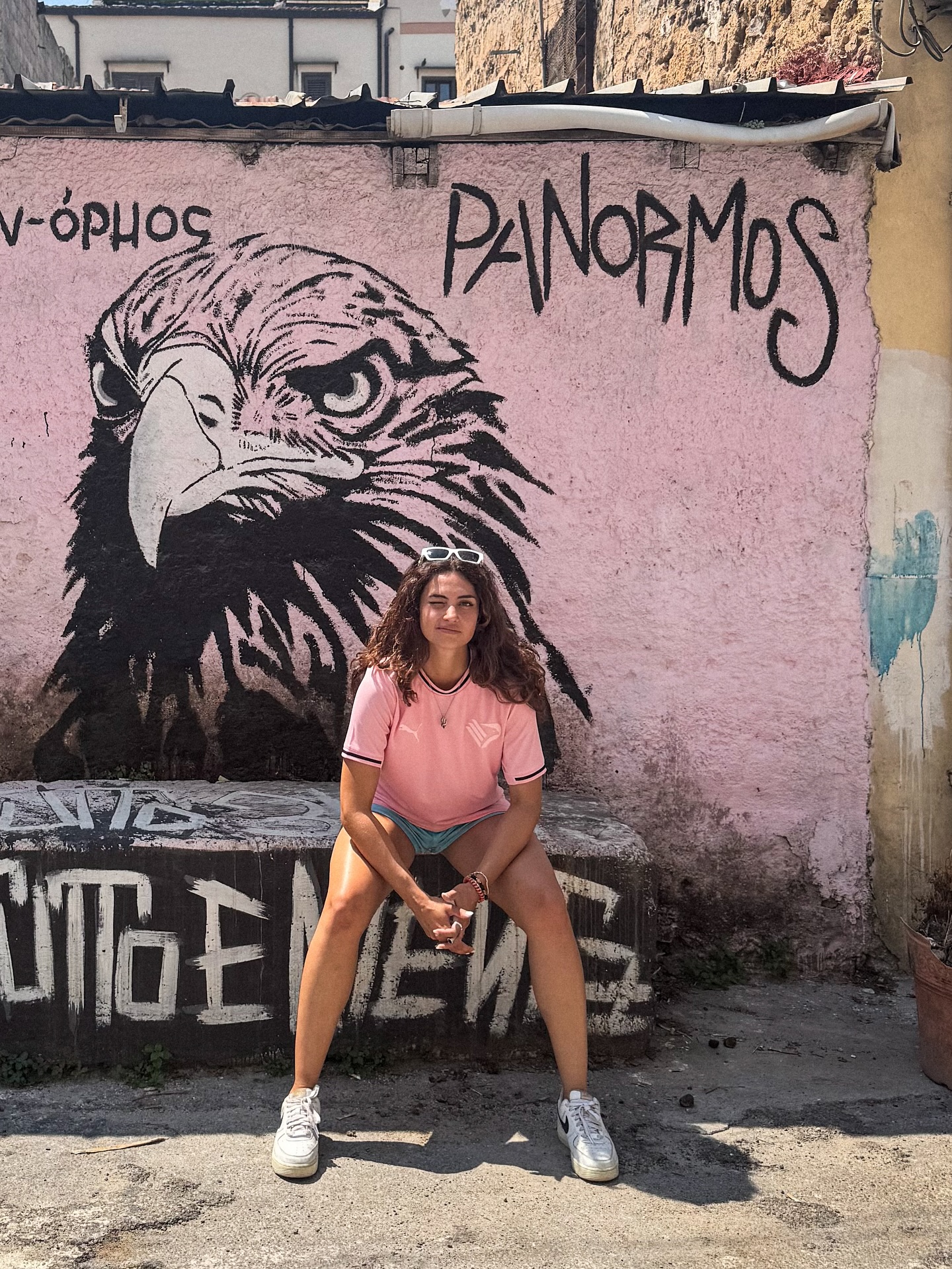 Sono quasi vent’anni che la mia famiglia ha scelto la Sicilia come seconda casa. Nonostante appena apra bocca si capisca subito dove sono nata, non mi sono mai sentita straniera in questa terra, neanche quando mi fermo a parlare con qualcuno della zona e sento lo sguardo scrutatore addosso. Credo che l’aver trascorso l’adolescenza all’estero abbia influito sul mio sentirmi italiana in un senso più ampio, così come le origini italianamente opposte dei miei genitori.
Sono grata di poter trascorrere questa settimana girando quest’isola anche nel suo interno, grata per la bellezza dello scoprire dei paesaggi nascosti e non instagrammati ogni estate da migliaia di persone, grata per ciò che la Sicilia mi ha insegnato e ha dato alla mia famiglia e ai nostri amici, tra ricordi, emozioni e unione.