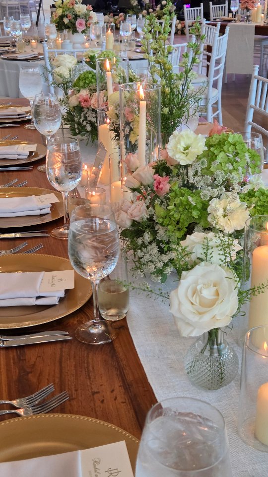 Summer 2025 has been all about ✨️color✨️ and we are obsessed. Whether it's a pop of color or all out dopamine vibes we're manifesting more of this energy for 2026.
If you love a bright palette we would love to talk to you about your 2026 wedding flowers! Check out the link in our bio to see if we're available 💋