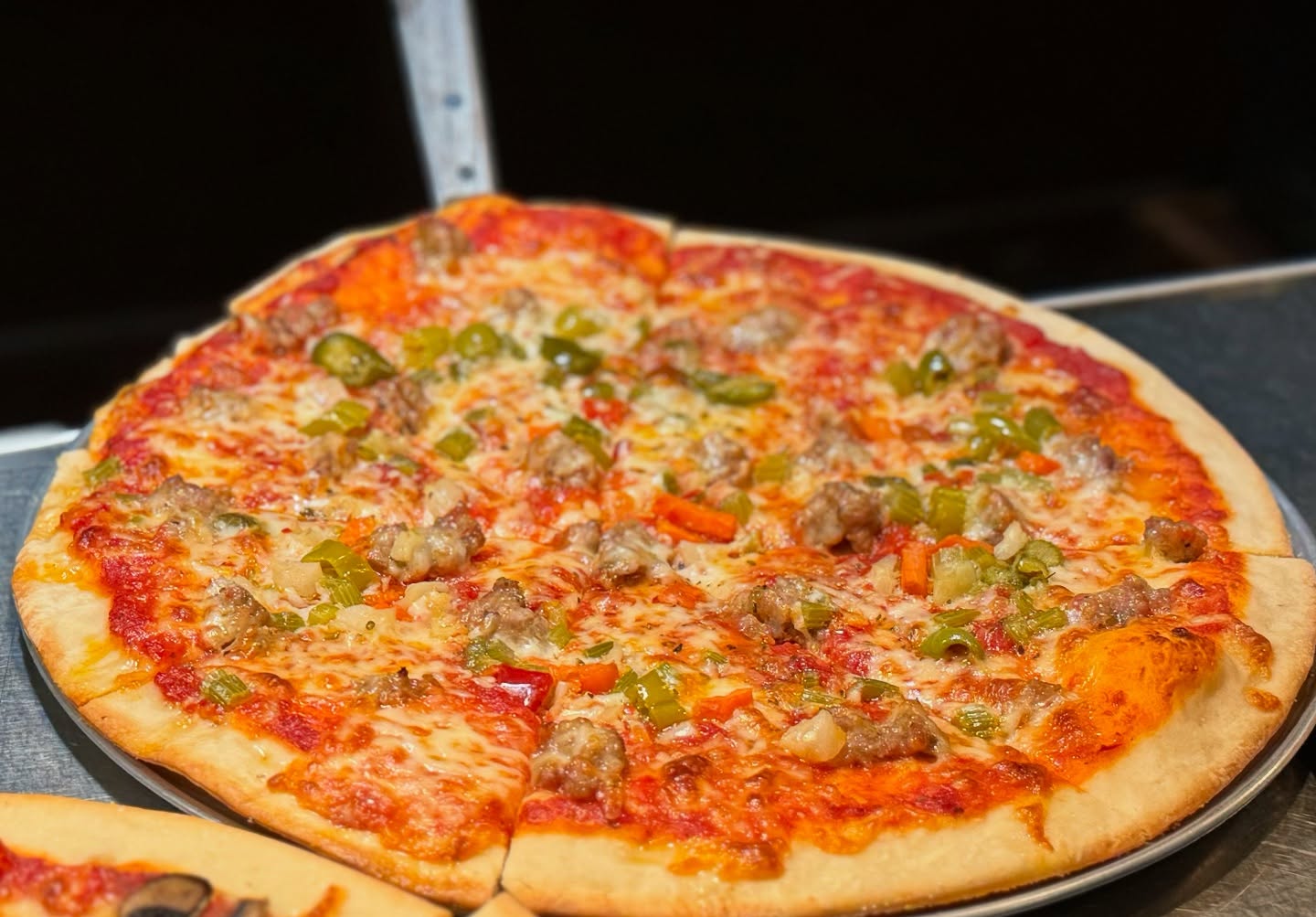 Craving some heat? This pizza brings the fire! Loaded with italian sausage and hot giardiniera, it’s the perfect pie for those who like it bold and fiery.