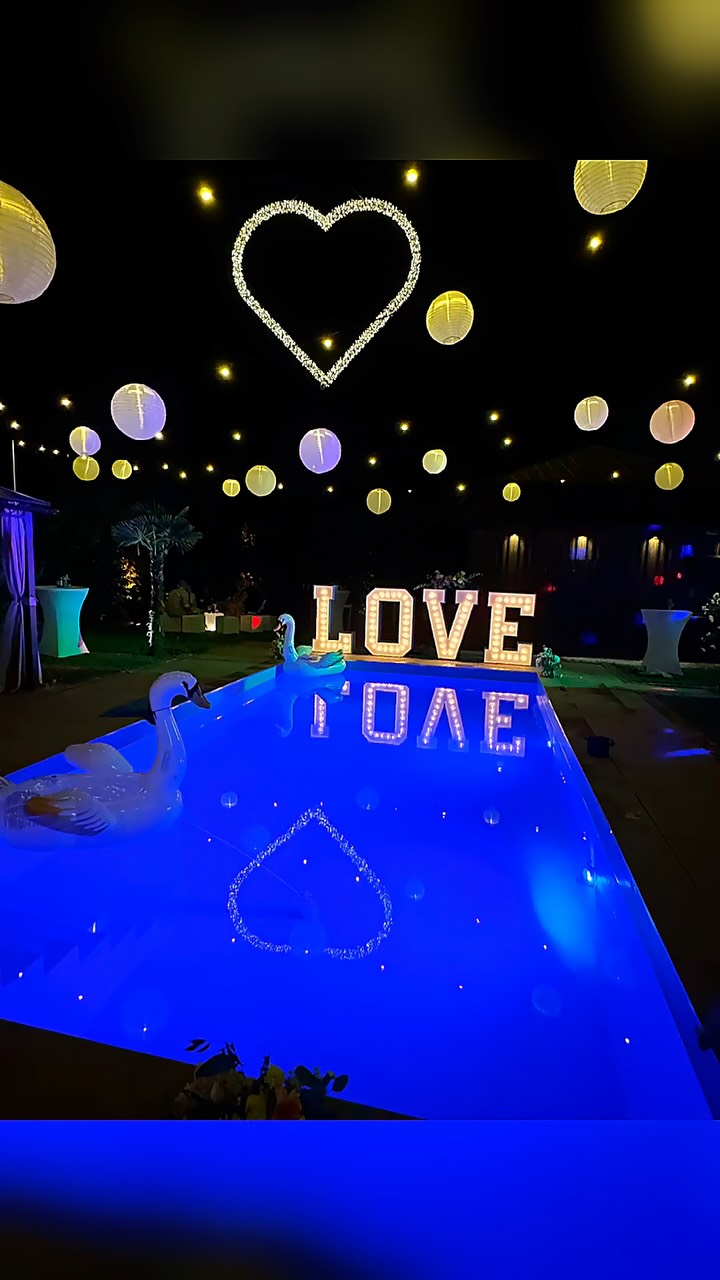 Heute vor einem Jahr durften wir diese traumhafte Hochzeit ausstatten 😍