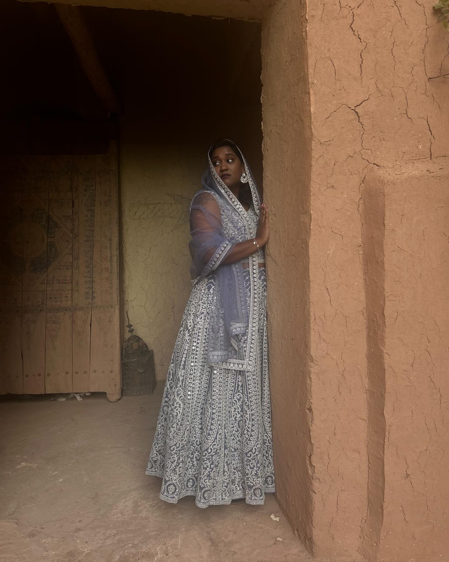 SALAAM!
We zijn aan het filmen op locatie voor onze nieuwste productie ‘Love? Oh boy’ Een schoolvoorstelling over mensenhandel en loverboys. De hitte hier is zo heftig dat we alles in de vroege ochtend filmen tot de temperatuur richting de 40 graden gaat en je letterlijk de schaduw in dwingt.
Wie denk jij dat de meeste moeite heeft met het vroege opstaan? 🫣@suuzie________ , @firewithin._ of @sallybd_ ?
#theatre #filming #maroc #kasbah