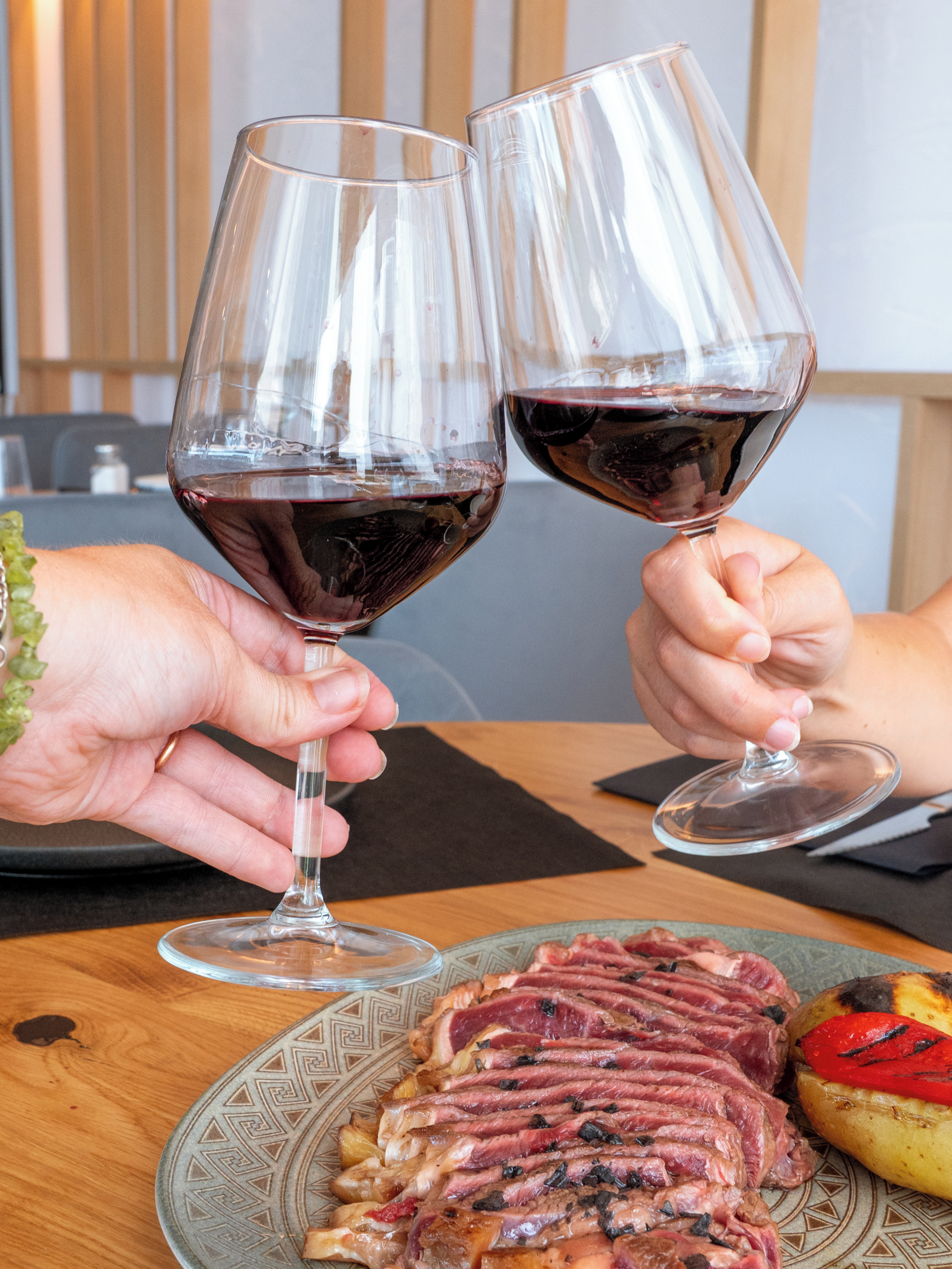 No es solo comer, también es disfrutar de la compañía y brindar por vosotros.
En Olave Sitges, también podrás disfrutar de la mejor carne, como este chuletón de vaca madurada...👌
📅 Reserva tu mesa.
#OlaveSitges #puertodesitges #restaurantesitges #sitges #portdaiguadolç