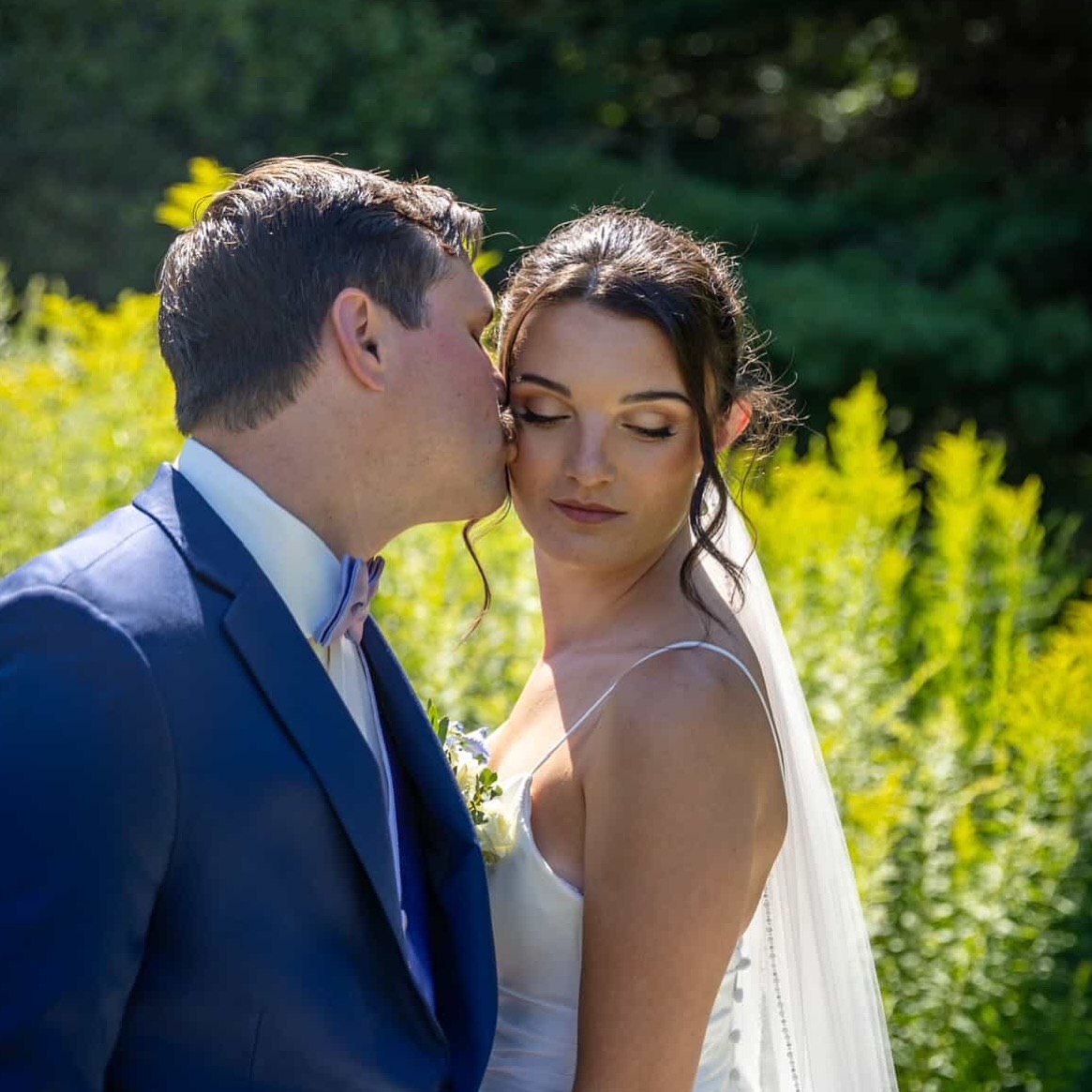 I love when I get photos back from the bride 🥰🥹 how beautiful is Emily?!? 😍 thank you for having me apart of your special day you looked so gorgeous!!
#makeupartist #bridalmakeupartist #newenglandmakeupartist