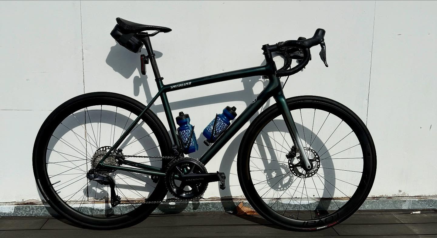 Ligera como el viento, protegida como una armadura. ⚡🚴♂️
Esta Specialized Aethos Expert luce un Custom Kit diseñado a medida, combinando estética y protección para cada salida.
Porque la velocidad merece un acabado a la altura.
#BeOriginalBeSkull #SkullFrameProtector #CustomKit #SpecializedAethos #RoadBike #CyclingLife #BikeProtection #CustomBike #BiciConEstilo #CyclingArt
@soniccyclingclub
@multibikechile
@specialized_chi