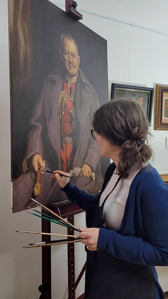 🎨 A portrait like this takes weeks — not just because of its size, but because each layer of oil paint needs time to dry before the next can begin. From the underpainting to the final details, every step builds depth, character, and life.
This gentleman’s portrait is slowly coming together — brushstroke by brushstroke, layer by layer.
🖌️ Follow along to see how classical portraiture is made — and how centuries-old techniques still speak today.
#portraitpainting #oilpaintingprocess #classicalart #traditionalart #realism #artistatwork #timelapseart #fineart #oilportrait #nobleman #artreel #paintingvideo #artinprogress