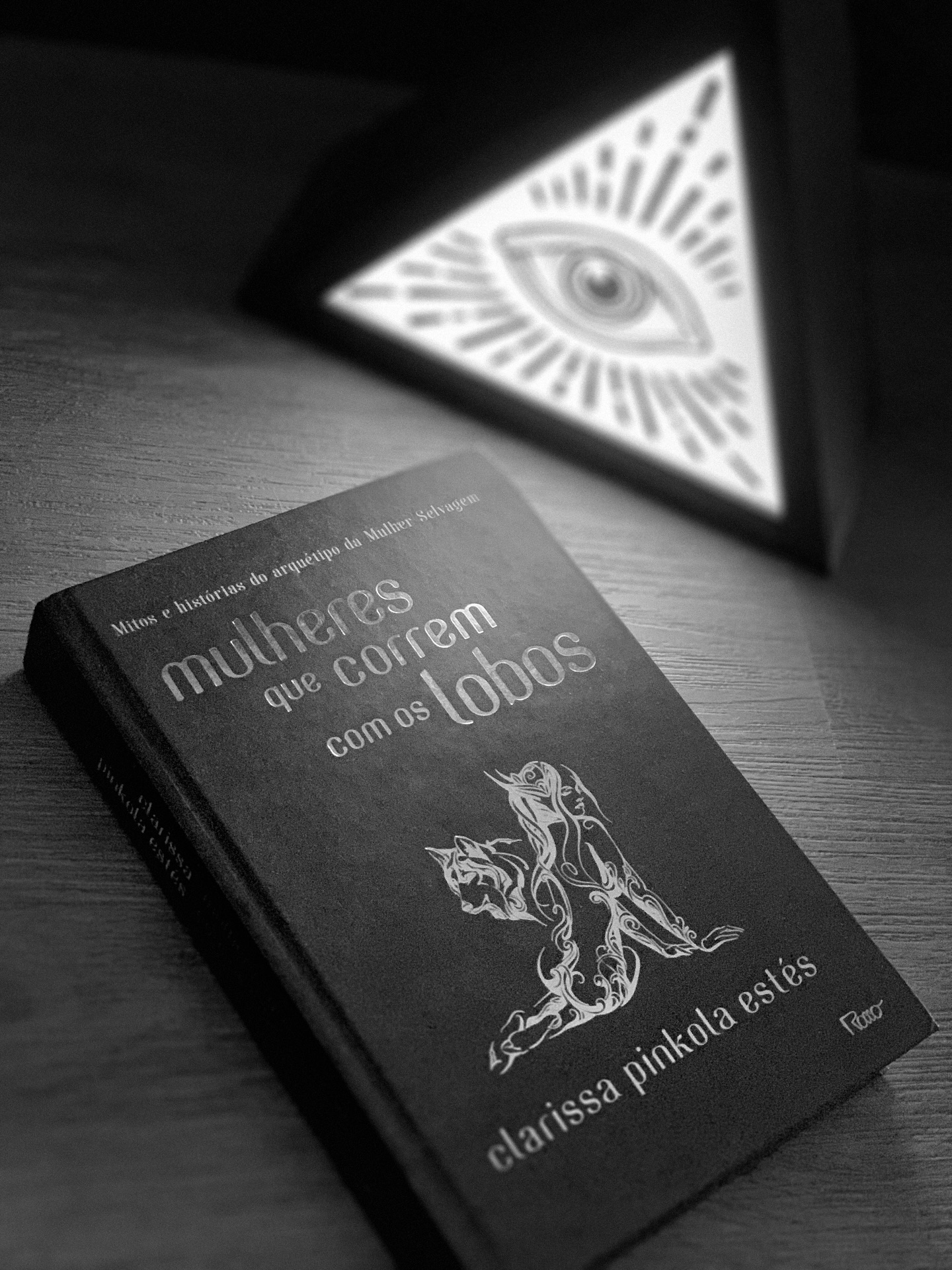 Todo homem deveria ler. E as mulheres também, claro! É que, para as mulheres, nada do que está escrito em “Mulheres que Correm com os Lobos”, de Clarissa Pinkola Estés, é novidade. Está gravado na memória e no inconsciente coletivo. Deve ser um grande déjà-vu ser mulher e se deparar com a obra da psicanalista estadunidense. Digo isso pois, como homem, apenas posso imaginar o que é encontrar amparo a tantas certezas que lhes foram sublimadas e enterradas por toda a existência de uma sociedade patriarcal e que a autora traz à tona nesse tratado sobre o feminino. Estés o faz través da contação de histórias e do desvelar dos significados dos contos registrados no tempo.
A obra é uma jornada para resgatar a “Mulher Selvagem”, um arquétipo universal que representa a essência instintiva, criativa e intuitiva. Essa natureza, muitas vezes reprimida e silenciada, é a força vital que guia a mulher em sua busca por autenticidade e liberdade. A expressão “correr com os lobos” é a metáfora central para esse processo, comparando a psique de uma mulher saudável com a dos lobos: ambos são criaturas intuitivas, com capacidade de devoção, conexão com a natureza, aptidão para a adaptação e uma força feroz que vai muito além de seu conhecimento.
A mim, apenas resta a certeza que também já fui mulher, pois também despertou, em meu âmago, logo após começar a leitura, a grata surpresa de que o segredo do universo está vindo à tona nesses tempos sombrios e quase sem esperança.
Para os homens, é uma oportunidade de empatia genuína. Ele permite desconstruir conceitos e comportamentos arraigados, incentivando o resgate do sagrado feminino em sua totalidade. É fundamental para que se compreenda as lutas e a força das mulheres, contribuindo para a reconstrução do mundo, para que possamos resgatar o legado das Deusas. E para lembrar que todos nós já fomos mulheres.
#sagradofeminino #mulheresquecorremcomoslobos #deusas #xamanismo #mulher #feminismo #magia #ancestralidade #ocultismo #encruza