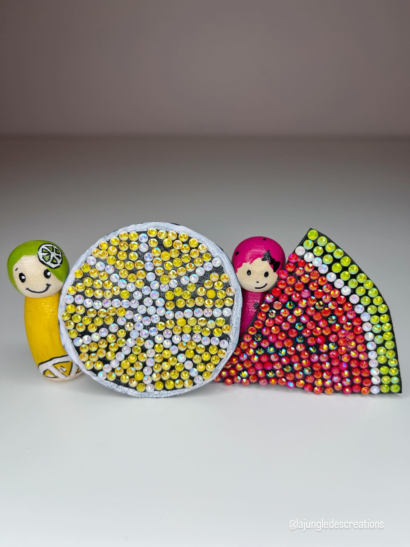 🇬🇧 Sparkling Fruits
A painting dots explosion with these two little fruity creations!
🍉 The watermelon by Minusculette (with my help choosing the colors)
🍋 The lemon completely made by Minus!
Materials:
* Painting dots paper* (or transparent double-sided adhesive)
* Painting dots *
* A paper for the background
* Scissors
Step-by-step :
1. Cut out your chosen shape from the painting dots paper
2. Stick the double-sided adhesive onto a sheet of paper, then cut around it
3. Place the dots all over the shape
And there you have it — fruity creations that sparkle!✨
👉 Which shape would you try? Have you ever used painting dots before?
—
🇫🇷Les fruits étincelants
Explosion de painting dots avec ces deux petits fruits colorés !
🍉 La pastèque par Minusculette (avec mon aide pour le choix des couleurs)
🍋 Le citron 100% en autonomie par Minus !
Matériel :
- Papier à painting dots * (ou double face transparent)
- Painting dots *
- Une feuille pour le support
- Ciseaux
Réalisation :
1. Découpe dans le papier à painting dots la forme que tu veux
2. Colle le double face sur une feuille, puis redécoupe autour
3. Recouvre la surface avec les dots
Et voilà des fruits qui pétillent !✨
👉 Et toi, quelle forme t’inspire ? Tu as déjà testé les painting dots ?
—
*Products from @panduroofficial
—
#panduromyway #panduro #pysseltips #defidesmainscreatives #sommarpyssel #fruktpyssel #paintingdots #kidart #finemotorskillsactivity #finemotorskill #diyenfant #barnaktiviteter #pysselinspo #craftforkids