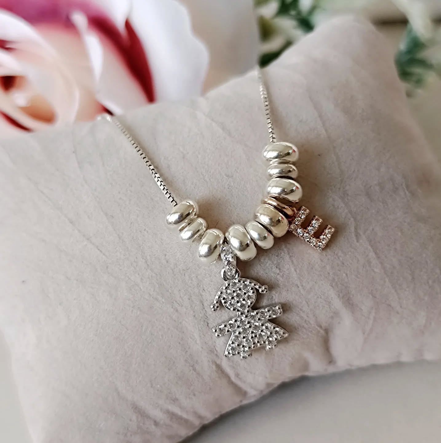 β¨ Amiche, oggi vi mostro una prova che ho realizzato per una personaβ¦ e che mi ha rubato il cuore π
Una collana in argento 925 con bimba tutta zirconi e letterina anchβessa tempestata di zirconi.
Che ne diteβ¦ la inseriamo sul sito? π
Vi piacerebbe indossarla anche voi?
Scrivetemi nei commenti π
ππππππππππππππ
Per acquisti:
π www.igioiellidigrace.com
ππππππππππππππ
#gioielli #argento925 #collana #silverjewelry #gioielliartigianali #gioielliitaliani #orecchini #lettera #zirconi #madeinitaly #fashionjewelry #luxuryjewelry #jewelrylover #handmadejewelry #italianjewels