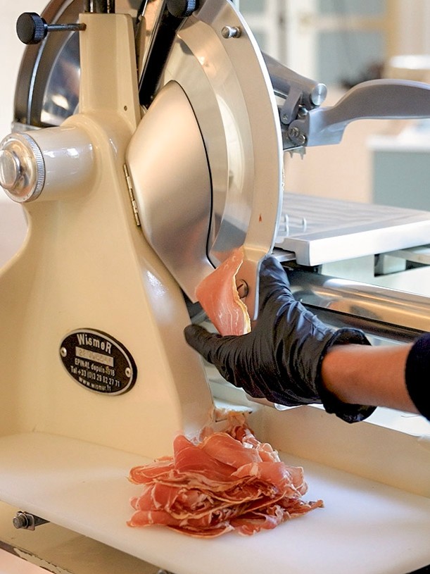 Un atelier découpe de jambon sec entier, tranché minute face à vos convives.
Un moment simple, vrai, qui fait toujours son effet.
#AtelierJambon #JambonSerrano #TraiteurMariage #ServiceÀLaMinute #Événementiel #TraiteurM #MomentAuthentique #Saveurs #ArtDeLaTable #Gastronomie