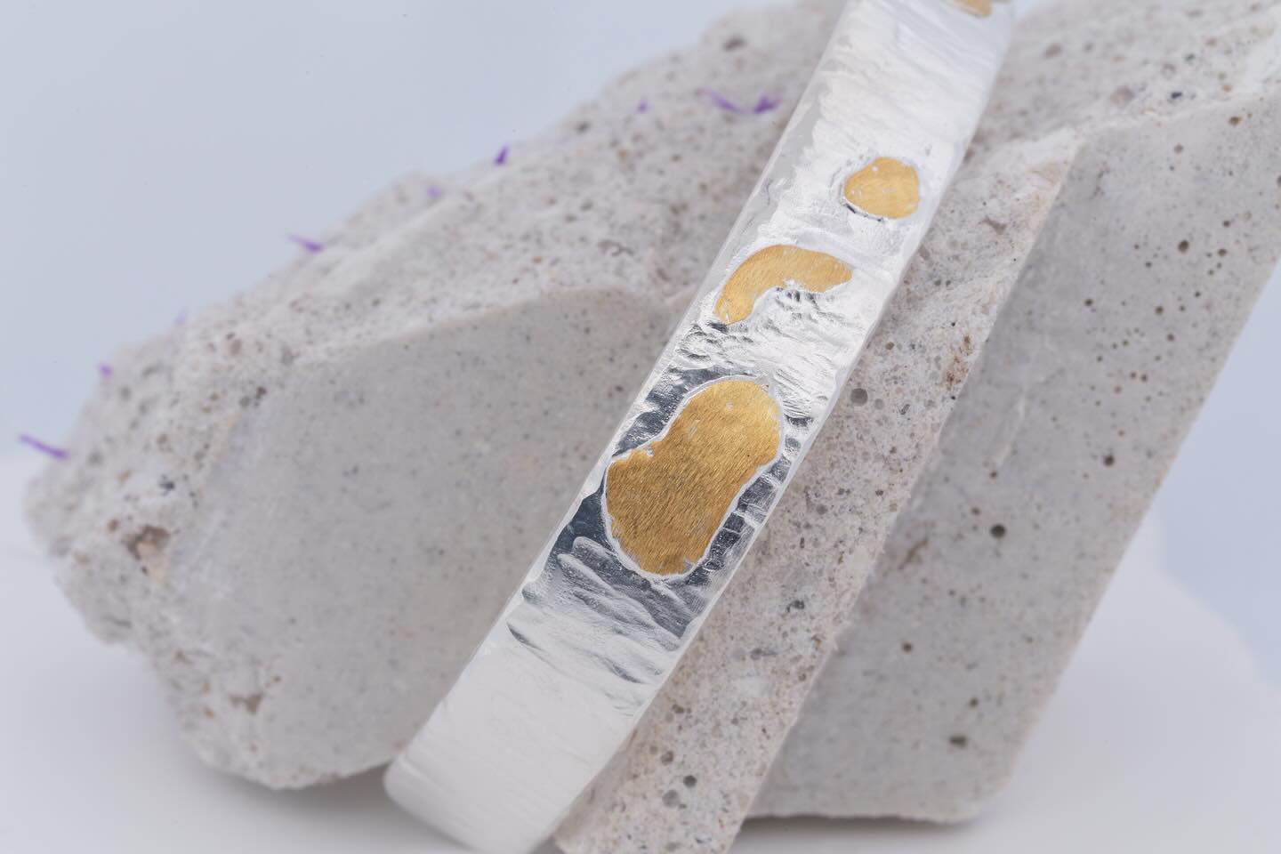 Armreif aus Silber und Gold 🌟
#handgemachterschmuck #göttingen #schmuckladen