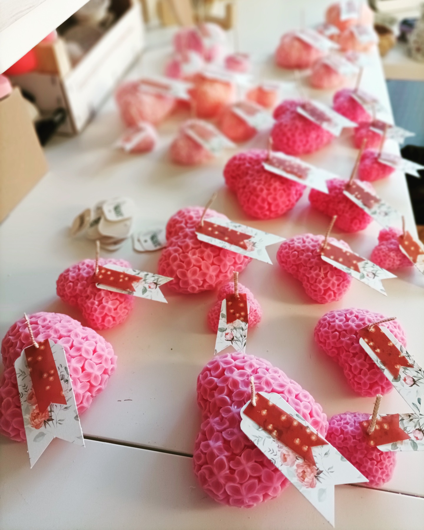 😮 🎨 Cette commande aura sa petite histoire cachée dans les couleurs.
Ce matin, j’ai renversé un peu trop de pigment rouge sur ma préparation de cire.
Toute une partie des cœurs est devenue plus rouge que prévu… sur le coup, j’ai eu ce petit pincement de “oh non…”.😨
Heureusement le magasin qui m’a passé la commande était ravi du résultat… comme quoi, les imprévus ont du bon.
#atelierbougie #bougieartisanale #fabricationfrançaise #pilocreations #bougiecoeur #bougiedeco #bougieparfumée #bougieoriginale #cirevegetale #faitmainfrance #creationartisanale #conceptstore #boutiquedeco #cadeauoriginal #bougiecreateur #artisancreateur #bougiedesign #bougiefrancaise #boutiqueindependante #decorationinterieur