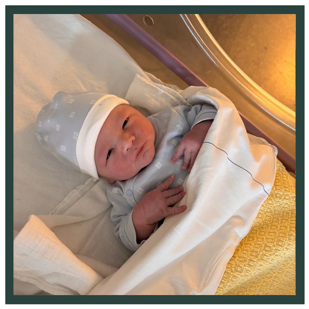 WELKOM VITO 💙
Jayden is trotse grote broer geworden! Zijn broertje Vito is geboren bij 38+6 weken, op 2 augustus 2025 om 04.47 uur. Hij woog 4120 gram.
De zwangerschap van Sabrina verliep goed, maar was lichamelijk wel wat zwaarder dan de zwangerschap van Jayden. Rustiger aan doen was makkelijker gezegd dan gedaan, want in de zwangerschap werd het huis verbouwd! Gelukkig heeft Vito netjes gewacht met geboren worden tot alles klaar was. 🤭
Grote broer Jayden werd te vroeg geboren, waardoor het spannend was wanneer deze baby zich zou melden! Sabrina had flink last van voorweeen, maar die zakte telkens weer af. Bij 38+6 was het eindelijk zo ver en zette het door. Gelukkig waren we de 37 weken voorbij en dat betekende dat Sabrina thuis in bad mocht bevallen. Sabrina twijfelde nog om te bellen omdat ze bang was dat de bevalling nog niet goed genoeg op gang was, maar dat bleek zeker wel het geval! Toen Celeste bij hen thuis kwam had ze al een mooie 4-5 centimeter ontsluiting en de weeen kwamen direct vlotter op elkaar. 💪 Sabrina ging thuis in het bevalbad zitten waar spontaan de vliezen braken. 💦 Binnen een uur werd er een prachtig ventje in bad geboren! Precies zoals ze had gehoopt. Helaas had Sabrina wel te veel bloedverlies na de geboorte. Hierdoor moesten we alsnog naar het ziekenhuis. De opa en oma’s kwamen in huis omdat Jayden nog in bed lag, dus ze konden direct even kennis maken met hun mooie kleinzoon! 😍Het herstel was even pittig voor Sabrina na het bloedverlies, maar na een paar dagen voelde ze zich beter en konden ze heerlijk gaan genieten van hun mooie gezin! 🥰
Lieve Sabrina, Jaimie en Jayden,
Van harte gefeliciteerd met de geboorte van Vito! Veel geluk samen! 🤍
#welkom #lev #verloskundigenlev #liefdevol #vertrouwd #babygeboren #thuisgeboorte