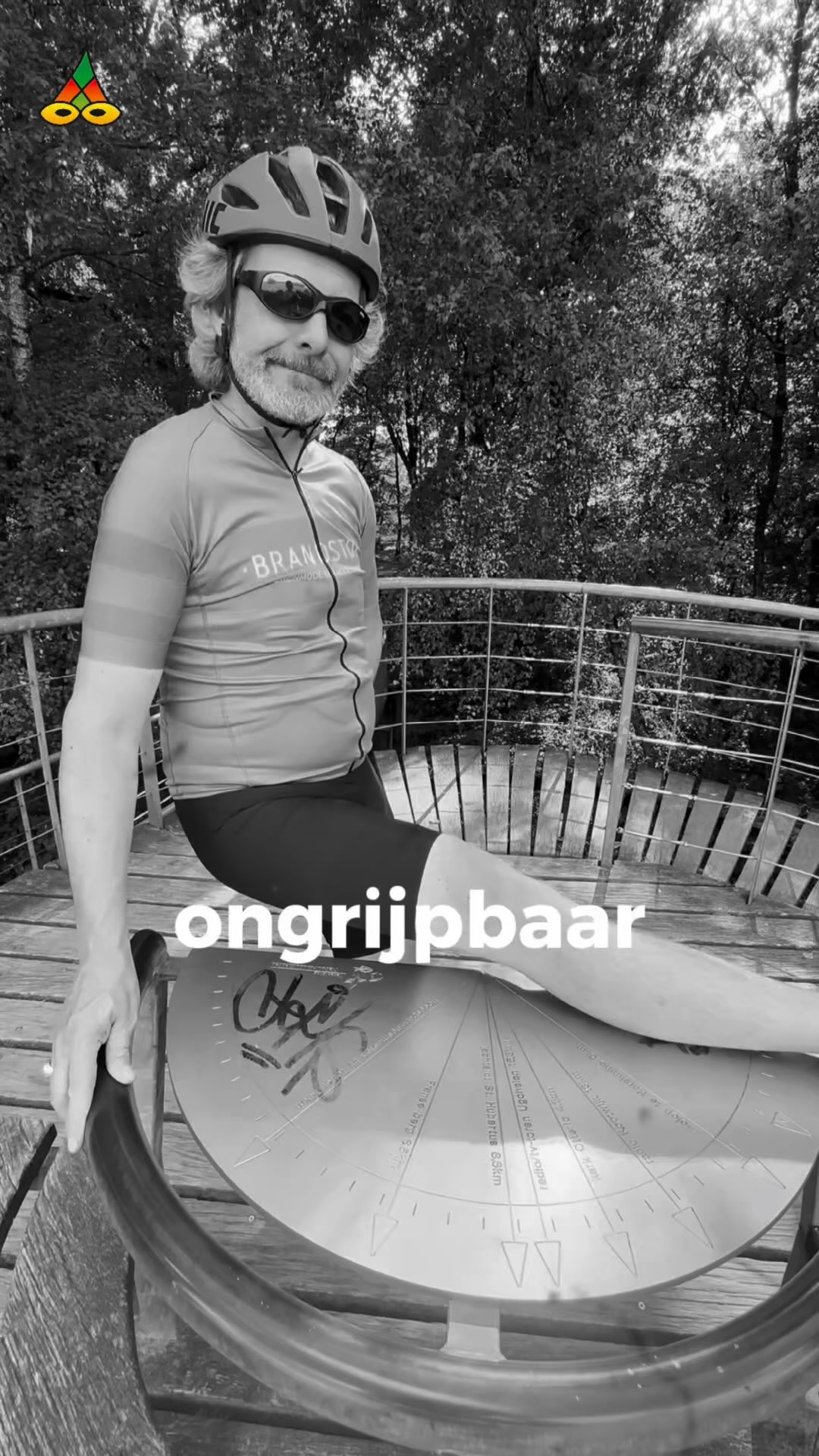 – Ongrijpbaar 🚴♂️
Topvorm gaat om de hamstrings en de tijd het werk laten doen.
Volg het @poeziejournaal - dichterlijke reportages met rechte rug en open hart.
✍️ Maurice Jonkers & 🎥 Hilma ten Boske
Wil jij ook een gedicht of optreden?
Stuur een DM of kijk via de link in bio.
#poëziejournaal #houdezonzijde #satire #wielrennen #spokenword #retrofit #fitfluencer