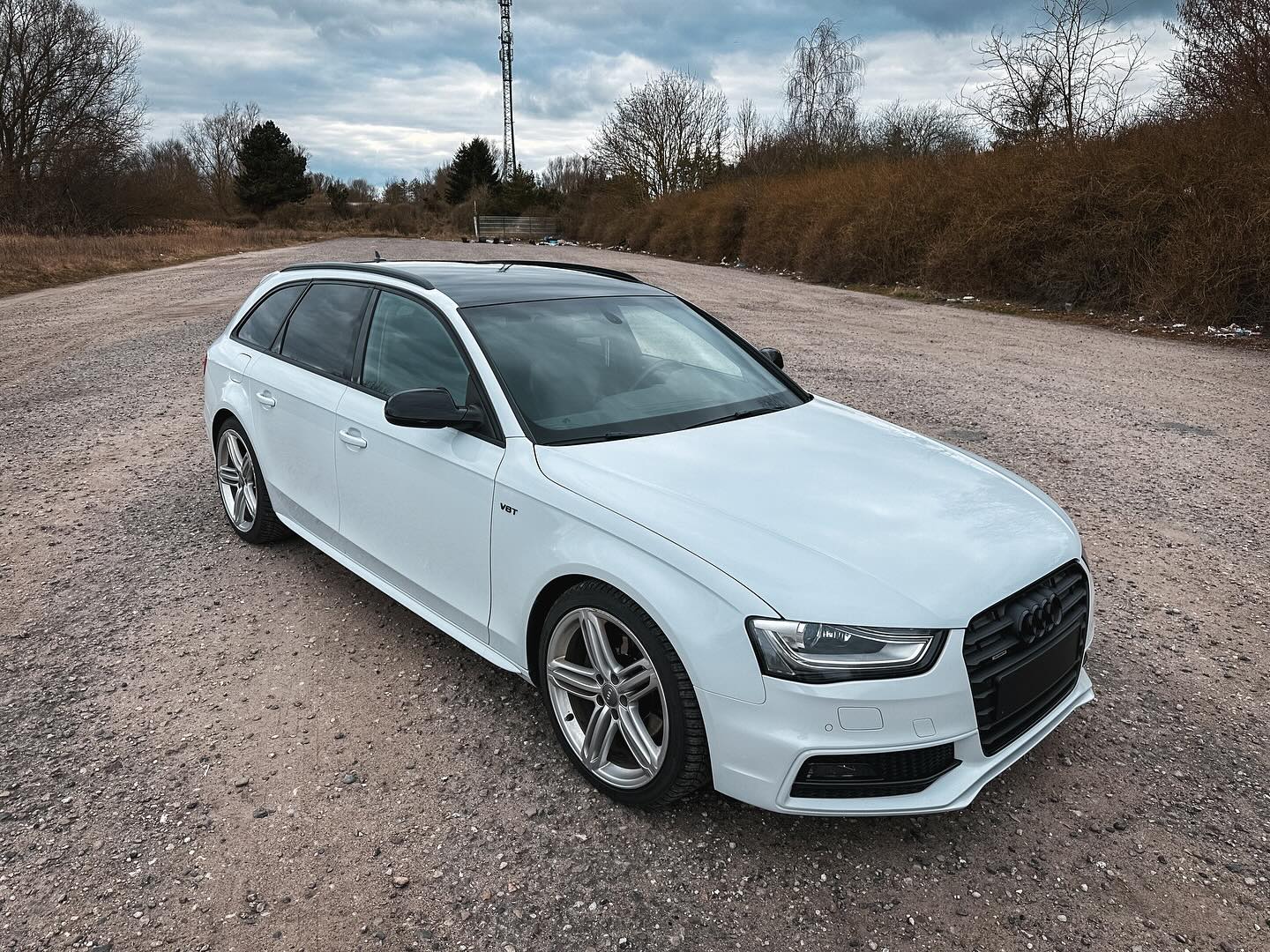 Bei diesem schönen Audi A4 haben wir das Dach in schwarz glanz foliert, ebenso gab es auch schwarze Spiegel, damit das Gesamtbild stimmig ist. Desweiteren hat der Audi eine Innenraumreinigung bekommen.
___________________________________________________ #deepground #a4 #audia4 #wrappedcars #carporn #cars #stance #audi #wrapped #motorsport #wrapping #carphotography #audilove #audisport #audigramm #stancenation #audiquattro