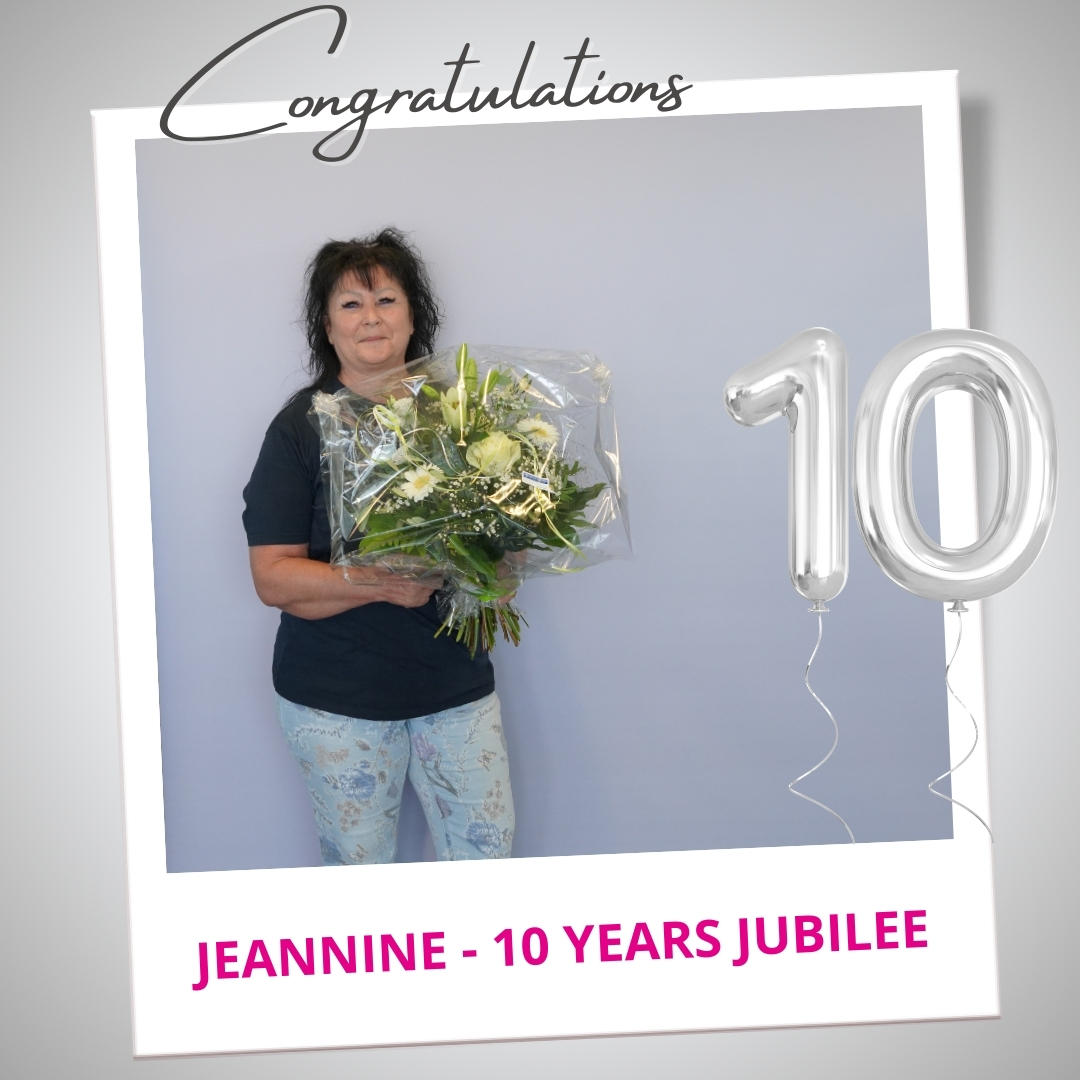 Jeannine feiert ihr 10. Jubiläum bei der Feller Pivotages SA. Herzliche Gratulation! 🎂 🎉
Jeannine fête son 10ème jubilé chez Feller Pivotages SA. Sincères félicitations ! 🎂 🎉
«Ich schätze es sehr, eigenständig arbeiten zu können und dabei Teil eines tollen Teams zu sein. Die Zusammenarbeit mit meinen Kolleginnen und Kollegen liegt mir besonders am Herzen – sie ist das, was unser positives und wertvolles Arbeitsklima ausmacht.»
#fellerpivotagessa #jubiläum #jubilee #anniversary #10years #watchindustry #component #watchcomponent #swisscomponent #celebration #dankbar