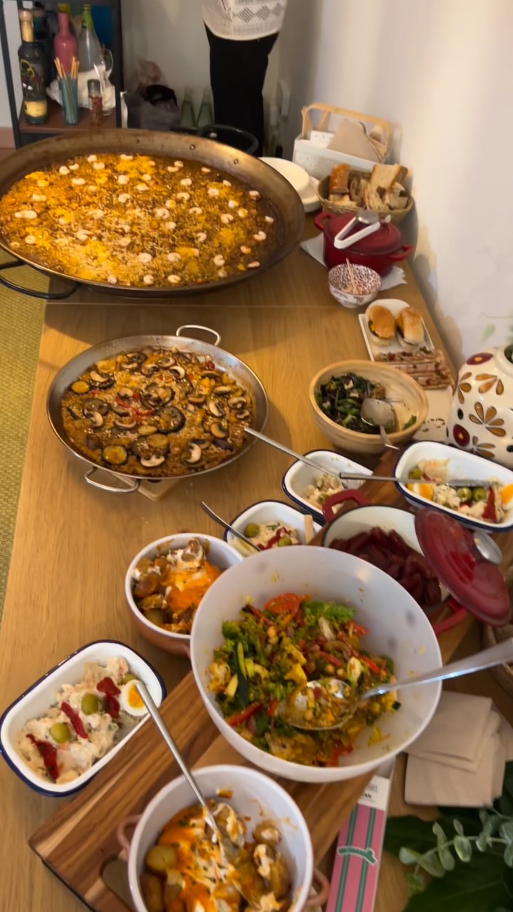 Hoy hemos llevado el sabor mediterráneo a otro nivel 🍤🌱
Un festín de tapas clásicas para abrir el apetito: croquetas cremosas, tortilla jugosa, patatas bravas con su puntito picante… y como plato estrella, ¡paella por partida doble!
🔥 Una vegana llena de color y sabor.
🔥 Otra marinera con gambas que quitaba el hipo.
The Fucking Catering: donde cada evento sabe a “¡quiero más!”.
#TheFuckingCatering #CateringBarcelona #Paella #PaellaVegana #PaellaDeGambas #Tapas #TapasEspañolas #CateringEventos #FoodieBarcelona #Sitges #CateringSitges #Gastronomia #CateringGourmet #MediterraneanFood #FoodieLife #PaellaTime #EventoConSabor #CateringDeLujo #CateringProfesional #PaellaLovers