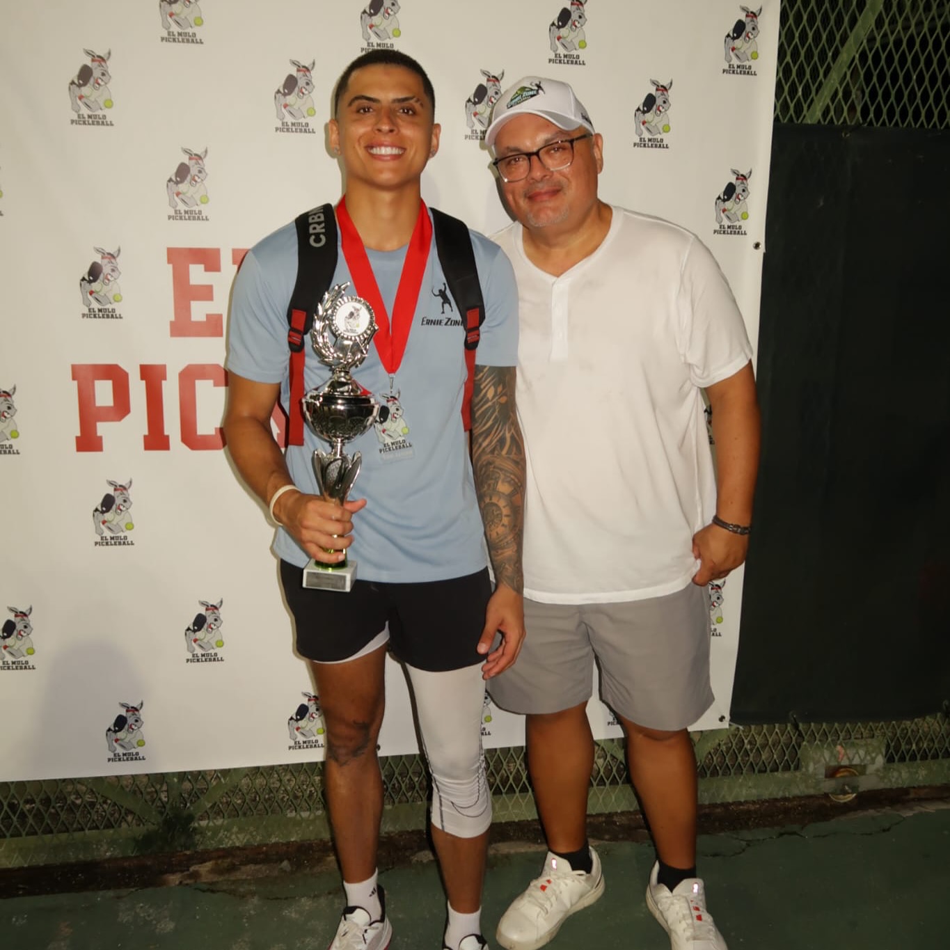 ¡Felicidades bien grandes a @erniejavierr por esos campeonatos en 3.5 sencillos y 3.5 dobles en el Torneo del Mulo Pickleball! 🙌🏆 Gracias, hermano, por recibir tu premio de dobles masculinos luciendo con orgullo la camiseta de Ernie Zone Pickleball 💪🎾. ¡Te deseamos lo mejor del mundo y que sigan llegando los triunfos uno tras otro! 🔥