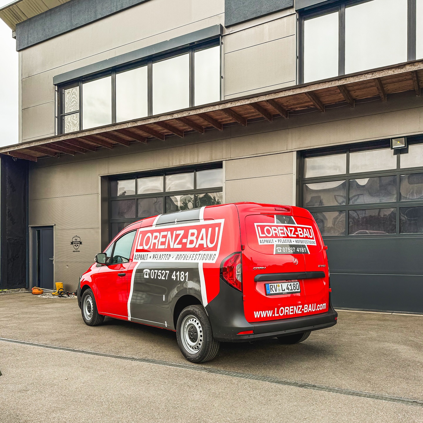 Für Lorenz Bau in @bergatreute durften wir dieses Firmenfahrzeug in ein echter Blickfang verwandeln 🚗😎
Wie findet Ihr ihn ?
#PAWrapping #Fahrzeugbeschriftung #Fahrzeugfolierung #BadWaldsee #Oberschwaben #Firmenfahrzeug #Werbefahrzeug #Werbebeschriftung #Autofolierung #Fahrzeugwerbung #Beschriftung #Werbetechnik #Werbefolierung #CarWrapping #Folierung #Werbung #Regional #Bodensee #Ravensburg #Biberach #Allgäu #BusinessBranding #Firmenbranding #Auffallen