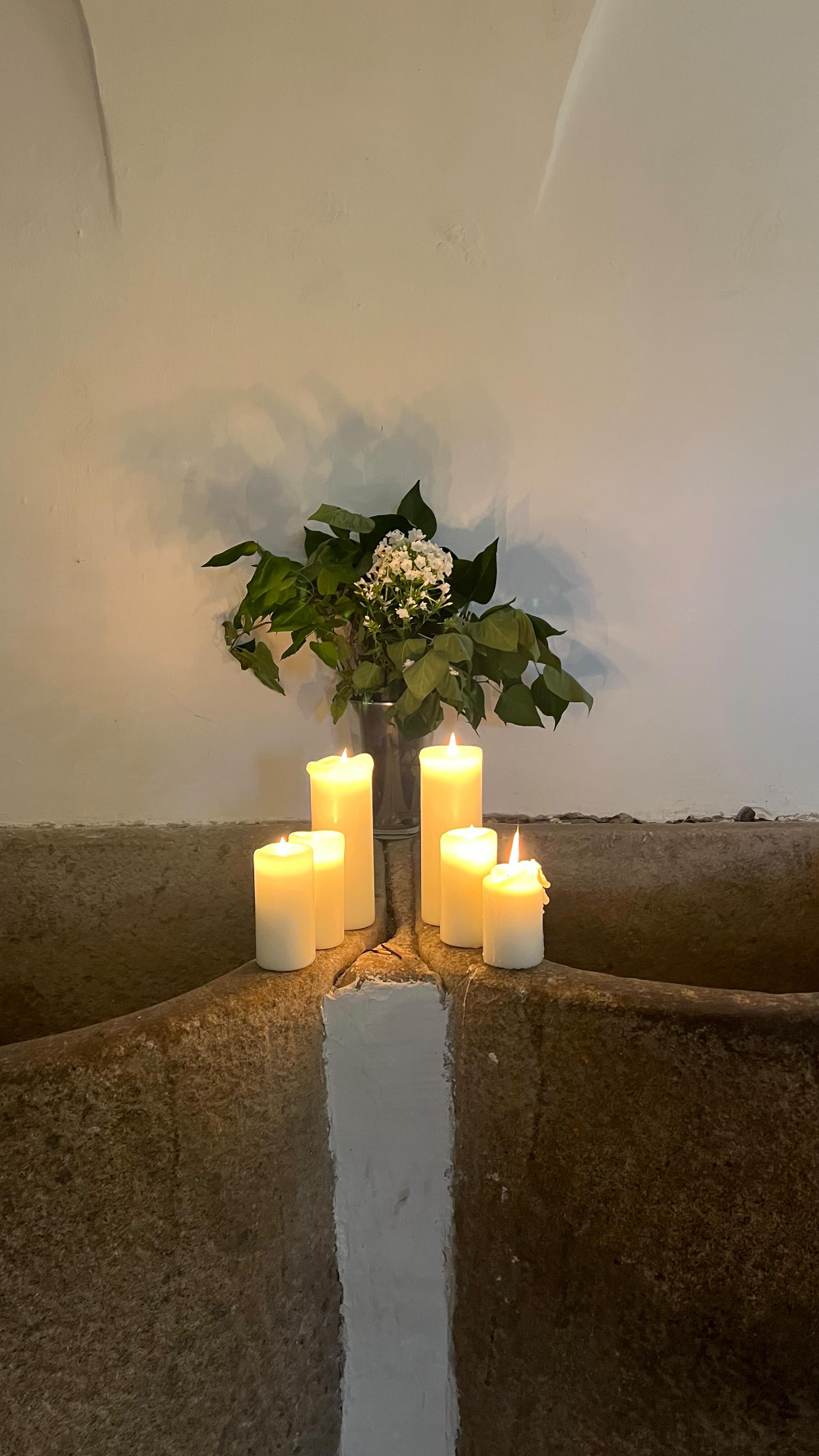 Sich bei uns trauen lassen? Perfekt oder? 🤍
Danach steht auch einer Feier und ausgezeichnetem Essen & Wein nichts im Wege!
Wir freuen uns auf eure Anfragen!
Für Fragen und Infos gerne eine Mail an gasthof@rahofer.at