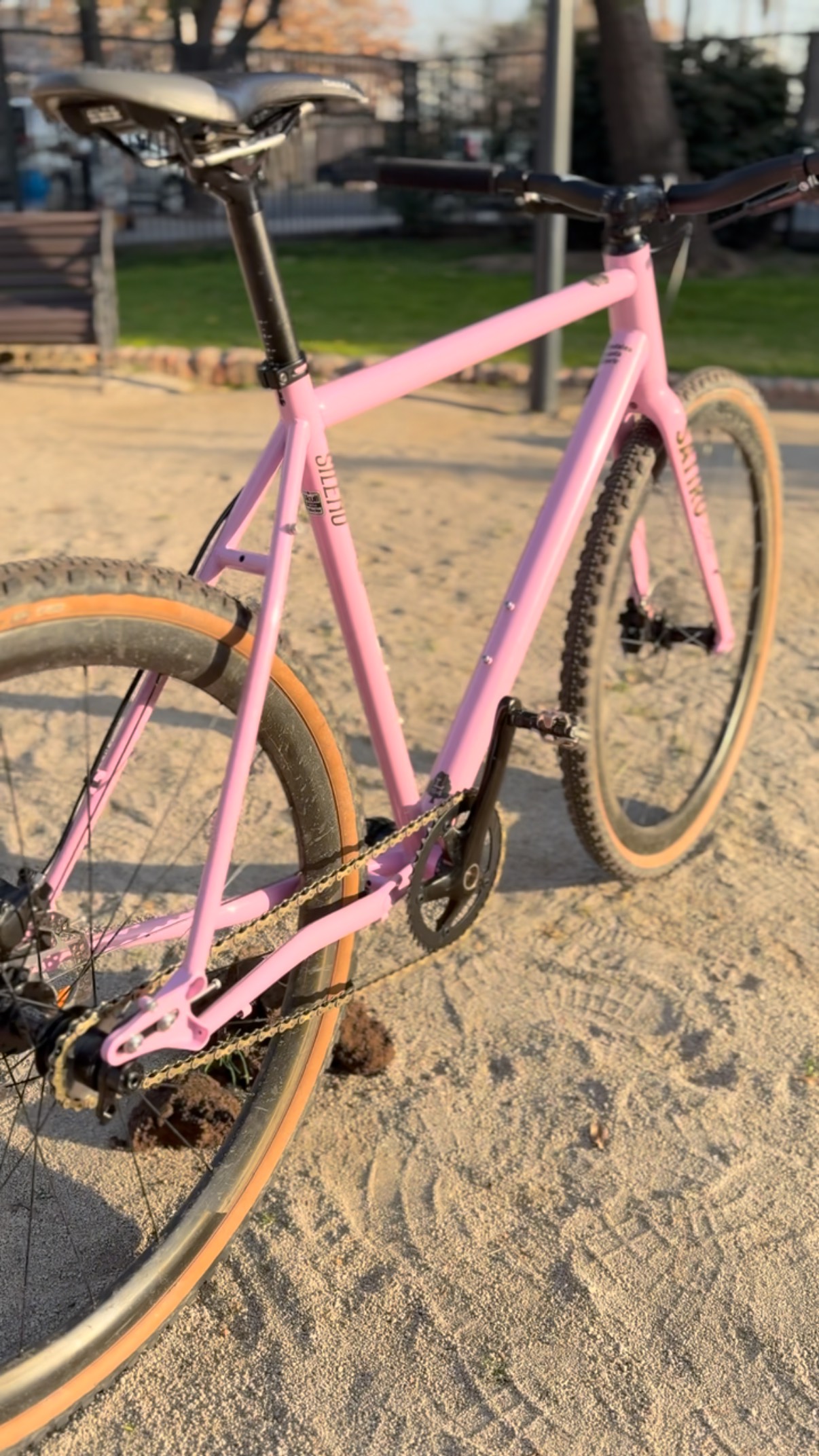 ✨ Cuando el arte y la protección se encuentran ✨
Esta Satiro Bike Sileno 🚀 lleva ahora un Custom Kit Lunar Gold 🌟: nuestro laminado perlado en terminación brillante dorado, pensado para resaltar cada línea y proteger cada kilómetro.🥇
Porque tu bici no solo merece durar, también brillar. 🚴♂️💎
Este trabajo lo hicimos para nuestro tremendo amigo y embajador @elandrooo 🚲🚵🚀🏅
\#BeOriginalBeSkull #SkullFrameProtector #CustomKit #LunarGold #BikeArt #MTBChile #MTBLife #EnduroChile #BikeLove #PerladoDorado #MTBStyle