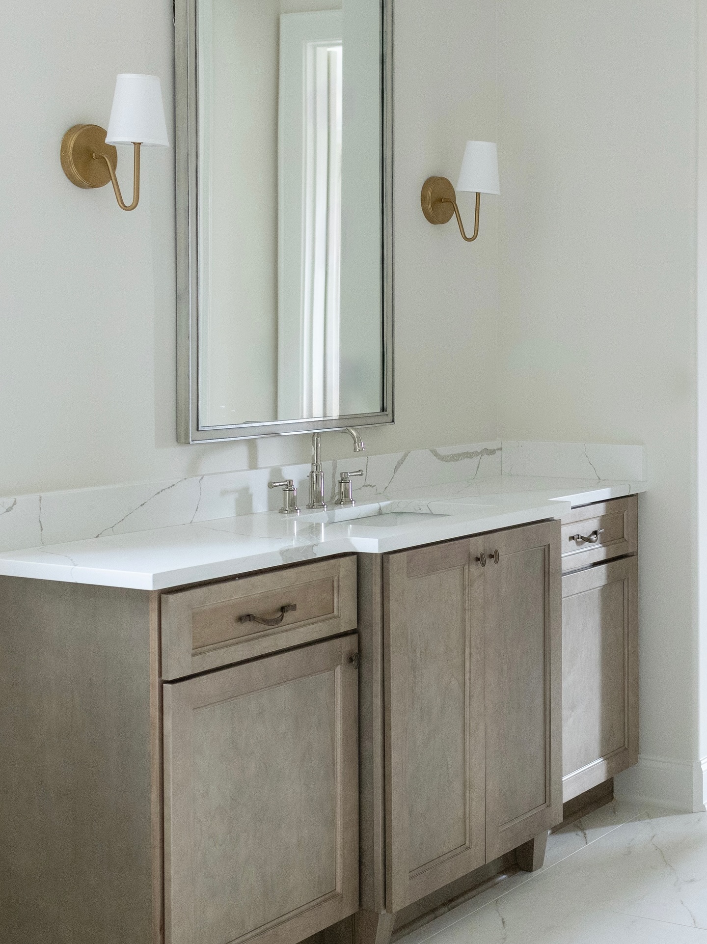 Every detail of this primary bathroom was designed with both beauty and function in mind. From the freestanding tub set against custom paneling to the double vanities with generous storage, each element balances timeless elegance with everyday ease. Warm brass sconces layer in soft light, while natural stone counters and flooring create a backdrop that feels both durable and luxurious. It’s a space meant not only to be admired〰️but to be lived in.
Builder: @dickensbuilt
Photography: @jennifer.saltsman.photography
#interiors #interiordesign #interiordetails #homedesign #customhomedesign #customhomes #interiorinspo #interiordesigner #home