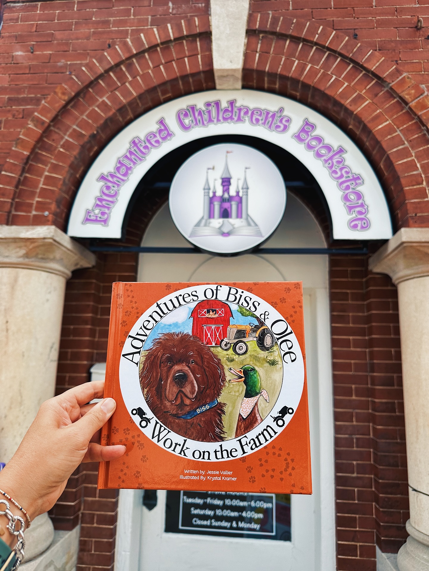 Hardcovers are in and we just dropped off a few at @enchantedchildrensbookstore!
Have you ordered one yet? If so, tell us what you think 😊
#adventuresofbissandolee #book #childrensbook #dog #duck #bestfriends