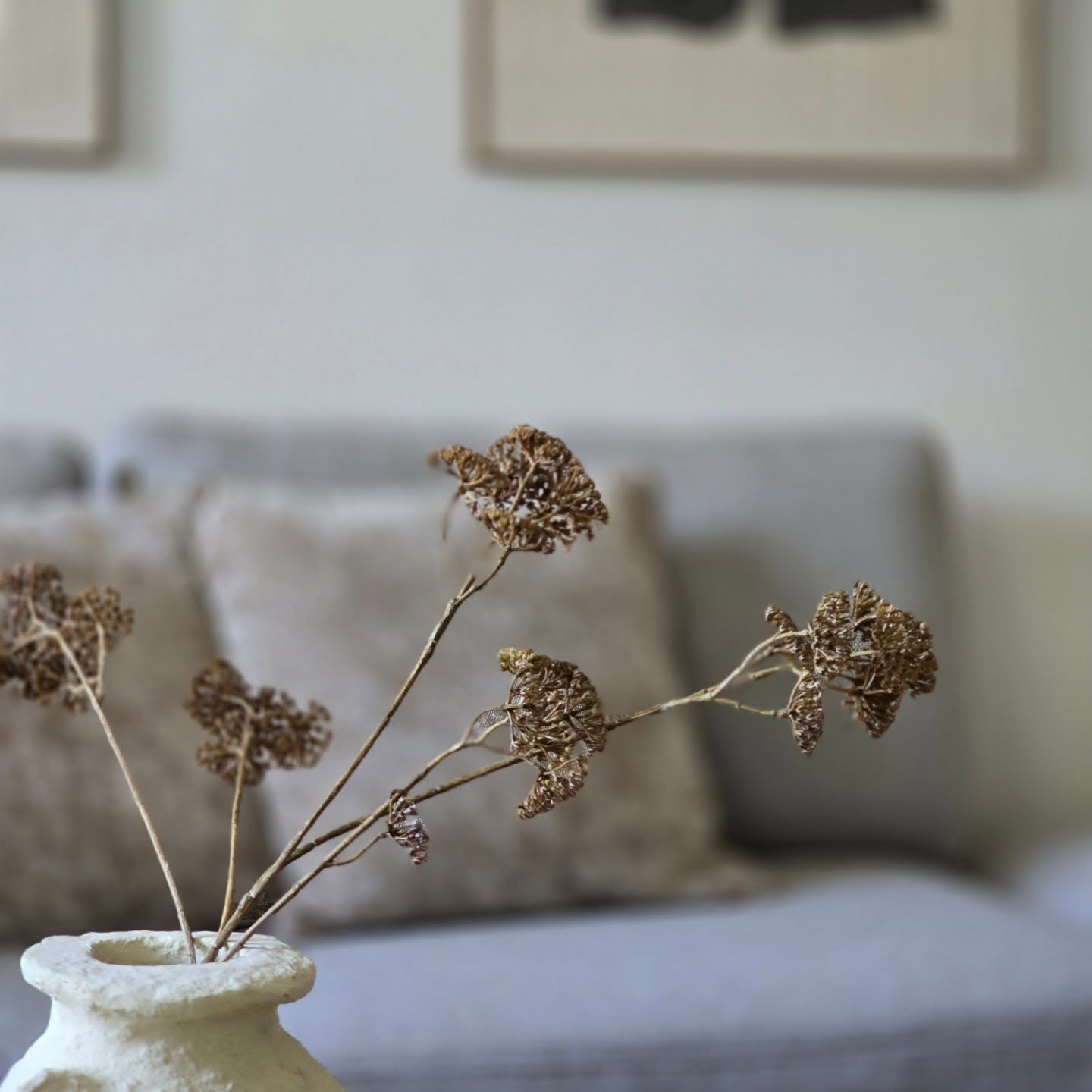 Aber gerne doch! 👑
Ich liebe es, Immobilien in ein Besichtigungsparadies für Kaufinteressenten zu verwandeln!🫶🏻
Warum?
1. In Deinem Interesse, lieber Verkäufer, weil der Kunde ist König und ein Kaufinteressent ist Dein Kunde! 👑
2. Im Interesse des echten Kaufinteressenten, der unendlich dankbar ist, wenn er eine Immobilie besichtigen kann, die weder
Stress ("was muss ich hier noch alles machen ...") 😖
noch
Ärger ("für die langweilige oder runtergekommene "Bude" soll ich jetzt so viel Geld hinlegen?")
verursacht!😠
3. Weil ich mich über jedes positive Feedback freue ✨️ und über die herausragenden Verkaufsergebnisse, die ohne meine Leistung nicht erzielt worden wären. 💪🏻
#homestaging #homestagingprofessional #immobilienpräsentation #immobilien #immopreneur #immobilienverkauf #bonn #rheinsiegkreis #köln #rheinland