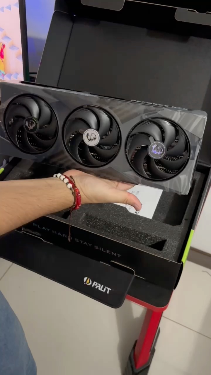 🚀 El poder que tu setup estaba esperando.
Unboxing de la RTX 5070 Gaming Trio: triple ventilador TORX, diseño premium y rendimiento listo para romper tus FPS.
💻 ¿Estás listo para llevar tu juego al siguiente nivel?
#UnboxingGaming #RTX5070 #SetupGamer #GamingLife #PCMasterRace #NvidiaRTX #GeForceRTX #GamingTools