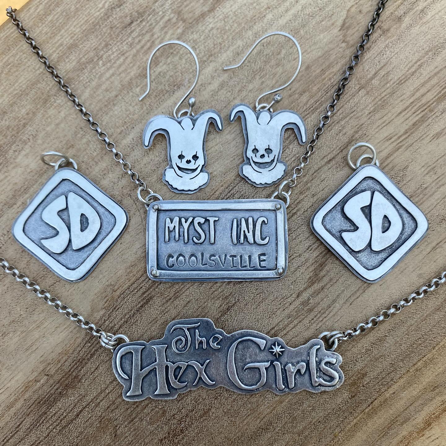 Some spooky island hand-sawed sterling silver goodies! All of these necklace pendants start out as a printed design and sheet silver, which I then saw out and solder together. There’s a lot more to the process than that but you get the picture. ☺️Slowly adding product photos here on my feed and stories, stay tuned for more over the following days. ✨