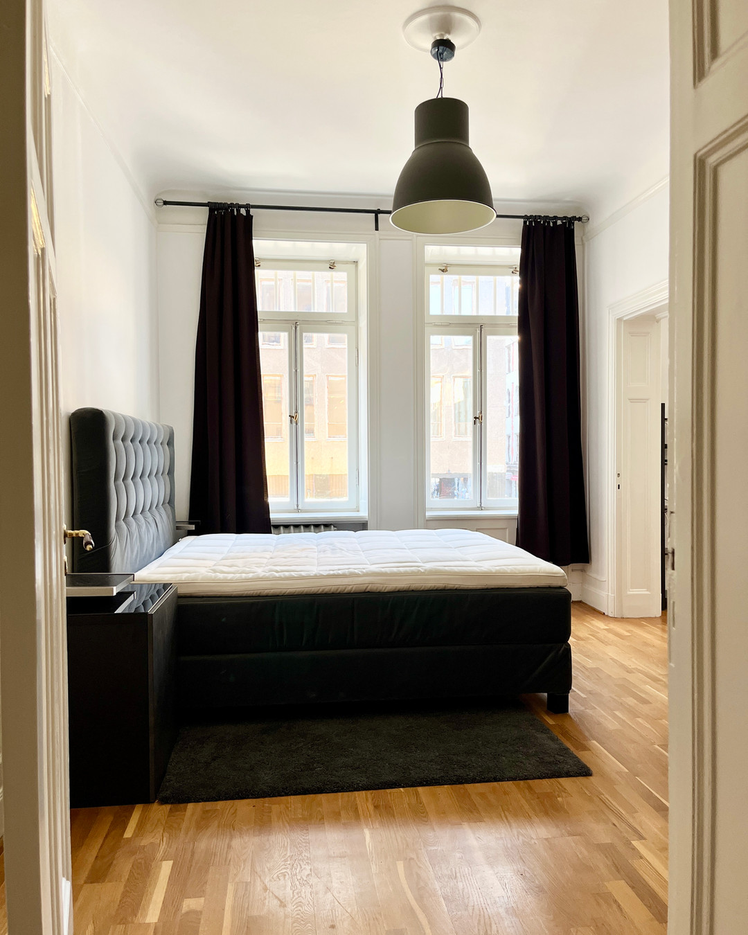 FOR RENT
Corporate Rental – Bright Corner Apartment
Drottninggatan, Norrmalm – Stockholm
✨ Fully furnished, modern, and centrally located – perfect for business stays or corporate housing.
Rent: SEK 23,500/month
🛋 1 bedroom | 🛁 1 bathroom | 🍽 Kitchen with dining area
🌞 Large windows in two directions for maximum light
🧺 Separate washing machine
🚇 Steps from Rådmansgatan metro, shops, restaurants, cafés, and parks.
#StockholmApartment #CorporateHousing #RelocationStockholm #BusinessStay #NorrmalmLiving #ApartmentForRent #CorporateRental
