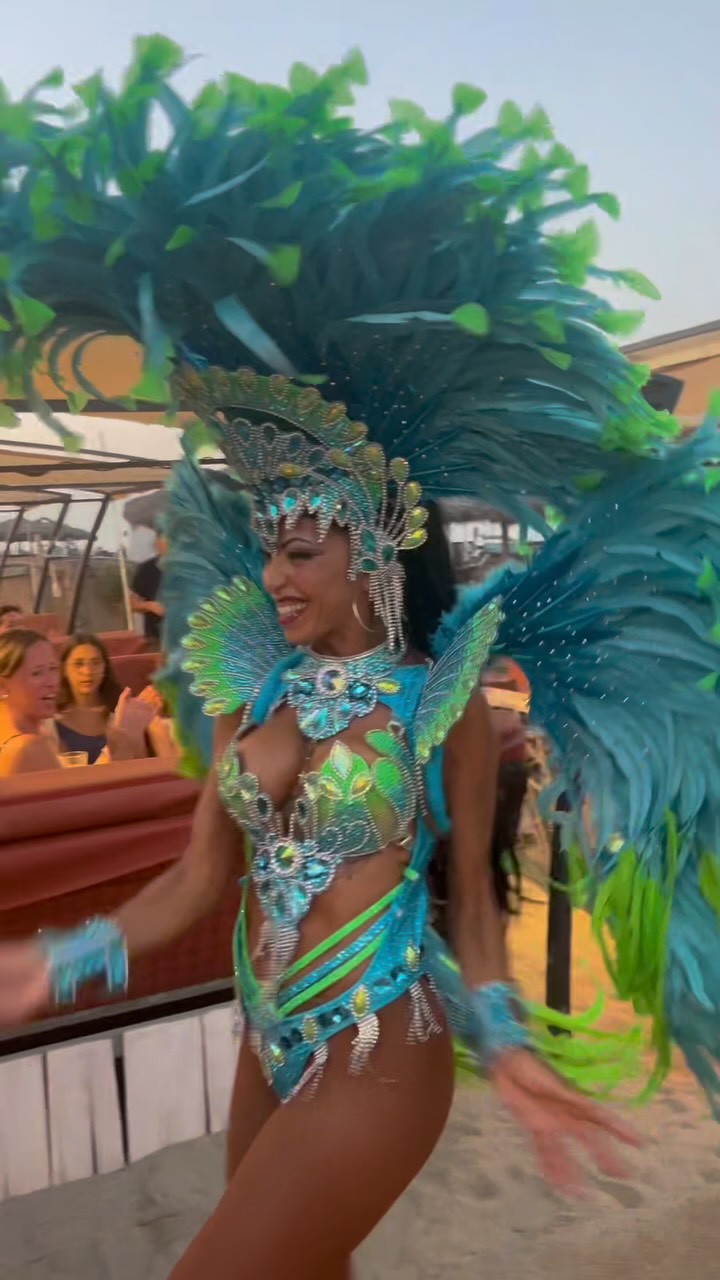 SOIRÉE BRÉSIL 🇧🇷
Des strass, des plumes, de la danse, des tambours & des applaudissements … les meilleurs moments de cette soirée Brésil sont là ❤️
Merci à nos artistes de chez @_glowagency
Vous voulez une troisième édition ?