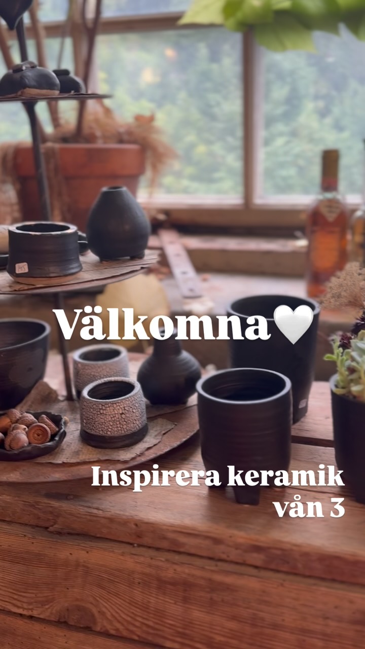 Snart börjar skolorna igen och semestern går mot sitt slut för de flesta. Men det menas också att alla butiker som haft semesterstängt nu har öppet igen. Som Inspirera keramik med sitt otroliga hantverk, skapat av Marie!
Här hittar du flera unika skapelser så som vaser, koppar, skålar och saltkrus…
@inspirera_keramik ligger på våning 3. Öppet torsdag till söndag varje vecka. In och följ för exakta tider.
Du har väl inte missat att Spinneriet har en hemsida där vi har alla butiker som finns i huset och deras specifika öppettider. Där hittar du också allt som händer huset:
www.spinnerietlindome.se
Spinneriet har öppet:
ons-sön
11-16
Varmt välkomna 🤎
#spinnerietlindome #utflyktsmål #unikabutiker #destination #keramik