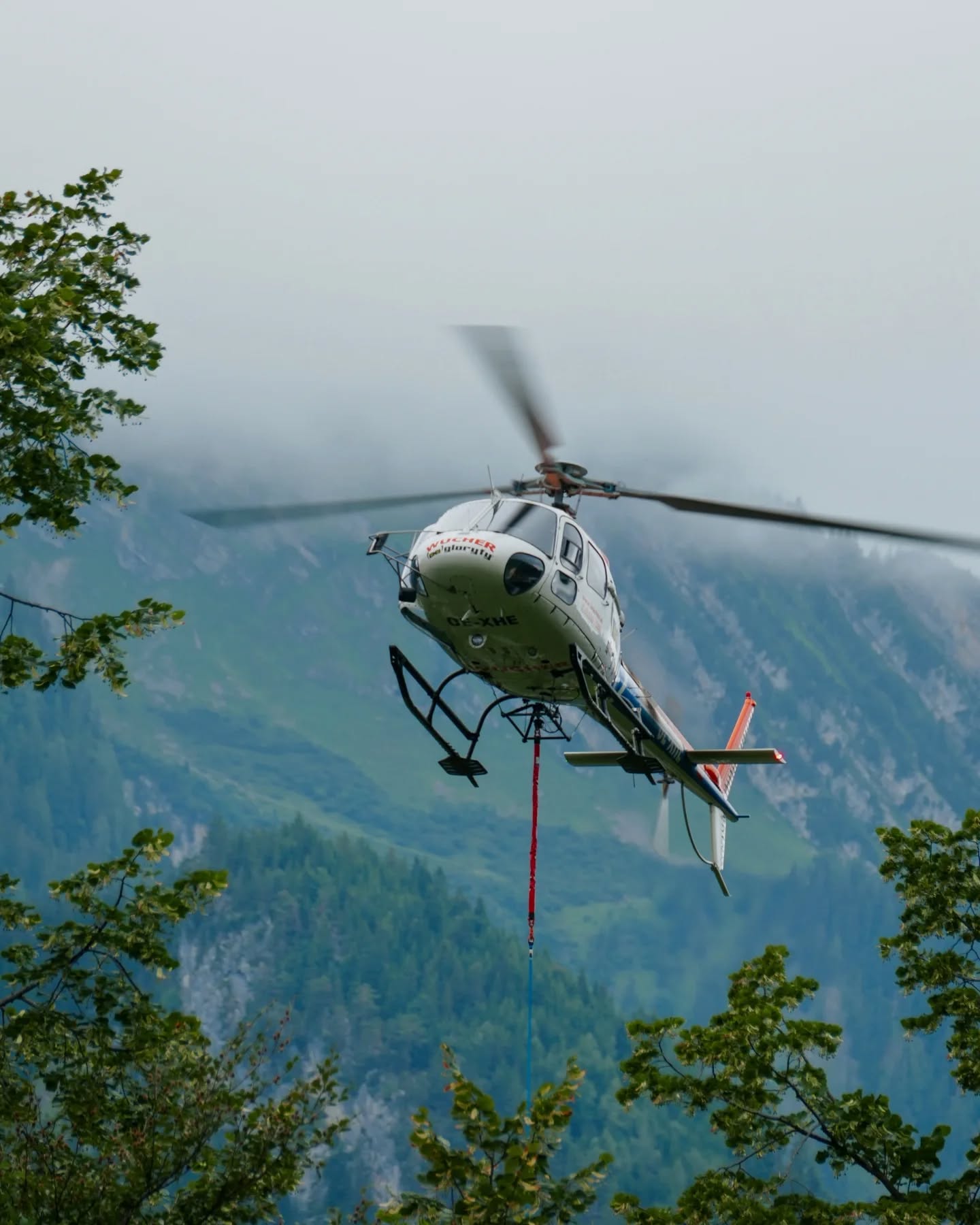HESLO 1 Training @wucherhelicopter finished!
Diverse Manöver mit verschiedenen Gewichten am über 20 Meter langen Seil wurden trainiert, wobei besonders die Kommunikation zwischen Flughelfer und Pilot forciert wurde.
Danke an alle und auf weitere Trainings!