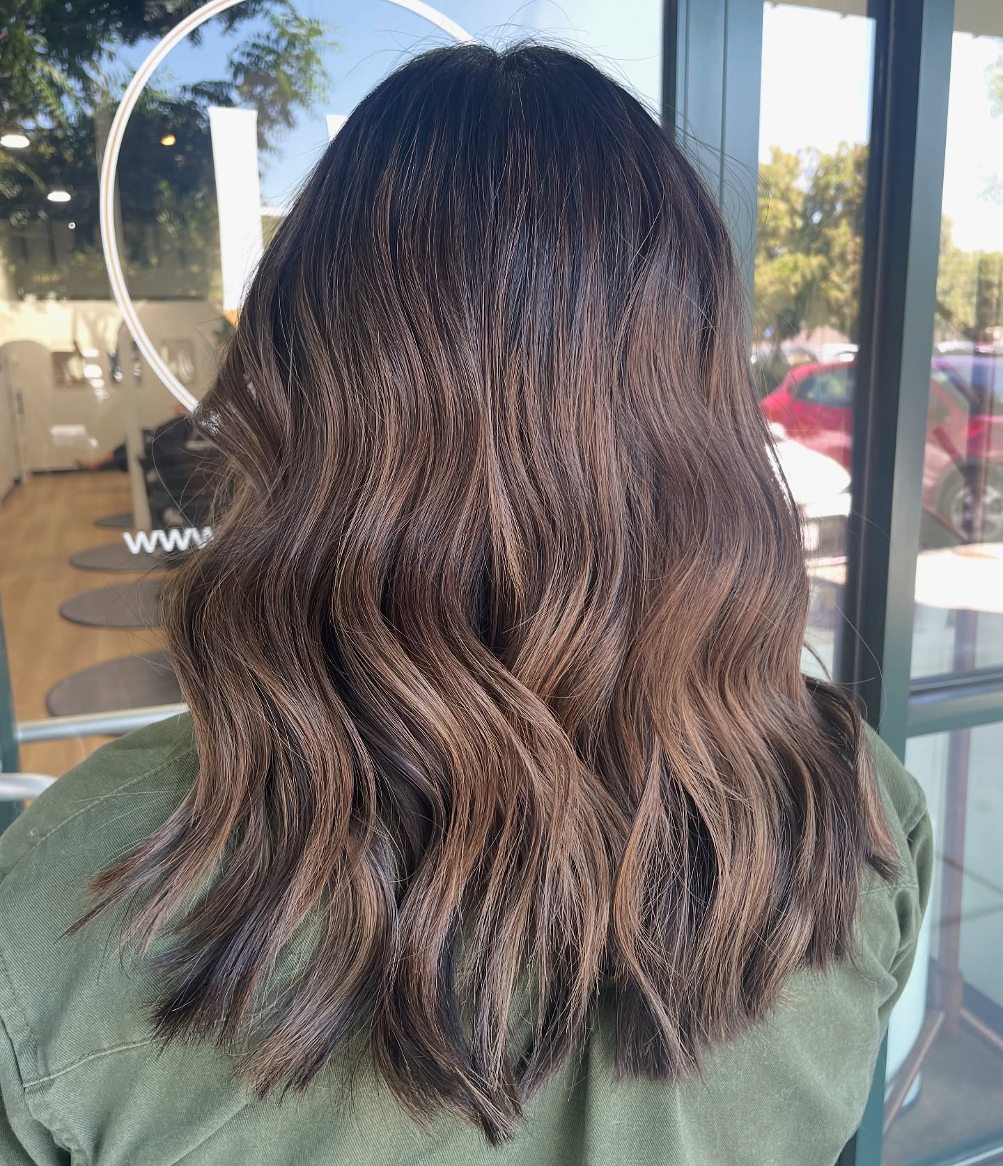 Transitioning from blonde to brunette? Let’s talk about why I often choose demi-permanent color for this transformation.
9 out of 10 times, my blonde clients prefer a demi-color solution because it allows for flexibility. With demi color, you get a gorgeous hue without the commitment of permanent color, which is perfect for those who might want to return to their blonde roots later on.
Here’s why demi color is a great choice:
1. Less Damage: Demi color is formulated to be gentler on your hair, minimizing the risk of damage compared to harsher permanent dyes. This means healthier, shinier locks.
2. Natural Fade: As it fades, it does so more naturally, allowing for a seamless transition back to blonde when you’re ready. No harsh lines.
3. Versatile Shades: You can achieve beautiful, rich colors without sacrificing the integrity of your hair. Plus, it enhances your natural tones rather than completely altering them.
Salon: @hbcollectivesalon
Client: @ivyannahi