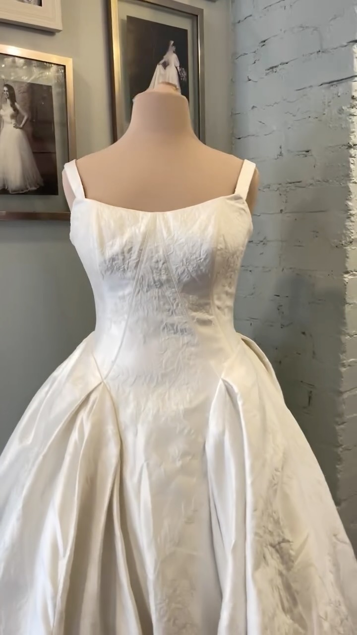 Bridal gowns deserve a second walk down the aisle 💐… & you deserve the deal of a lifetime!
Thinking of consigning with us? Click link to get a quote for your gown today! https://www.marrygoroundbridal.com/consignment