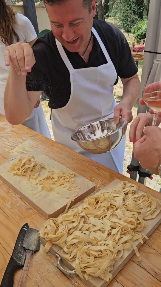 Cosa accade quando il team building si fonde con la dolce vita ? ✨️🫂
Vi racconterò meglio nel prossimo post 👀
💌 contattaci per vivere il tuo retreat aziendale
Un abbraccio, Ele 🤍🌸
♡
♡
♡
#TeamBuildingTuscany #ChiantiExperience #YogaRetreatItaly #CookingClassItaly #WorkAndWellness #CorporateRetreat
#teambuildingevents